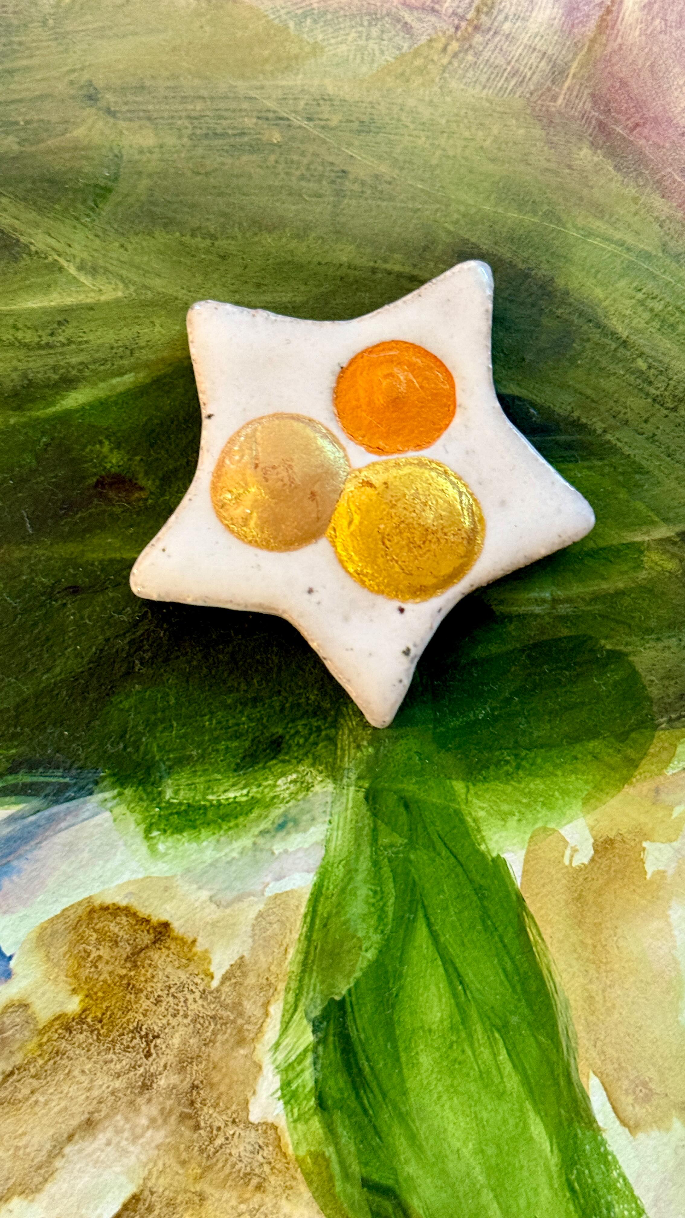 So exciting!!!
…this came in the mail today 🙏😍😍😍
This little mini set of golden watercolour paints from @rucopaints 💚
Hand made small batch exquisite watercolours poured into handmade little clay pots. In this case it’s actually a glazed clay star for a bit of festive loveliness 🌟
You probably also noticed my double excitement in the video as I discovered not one but TWO free samples to try! 😄
I have fallen love with these watercolours and this brand (I’m not in anyway linked to Ruco, other than being a fan). I did just joined their Patreon page though recently and am currently LOVING trying out some of the different colours and also learning more about watercolours from Marlena’s journey with them.
Lots more I could say but that’s probably enough fan-girling for now. Just thought I’d share my little kid joy with you of unwrapping my tiny treasure this afternoon 😄💕
I’ll try and do a couple of posts for you of having fun with these in the studio soon so you can see their sparkly wonderfulness in action ✨✨
Hope you have a wonderful weekend and maybe some chances to play! 🎨
Also, feel free to be a big kid in the comments and tell me what’s lighting you up too! 🤗💜🥳
#artistinspiration #funinthestudio #watercolourlove
