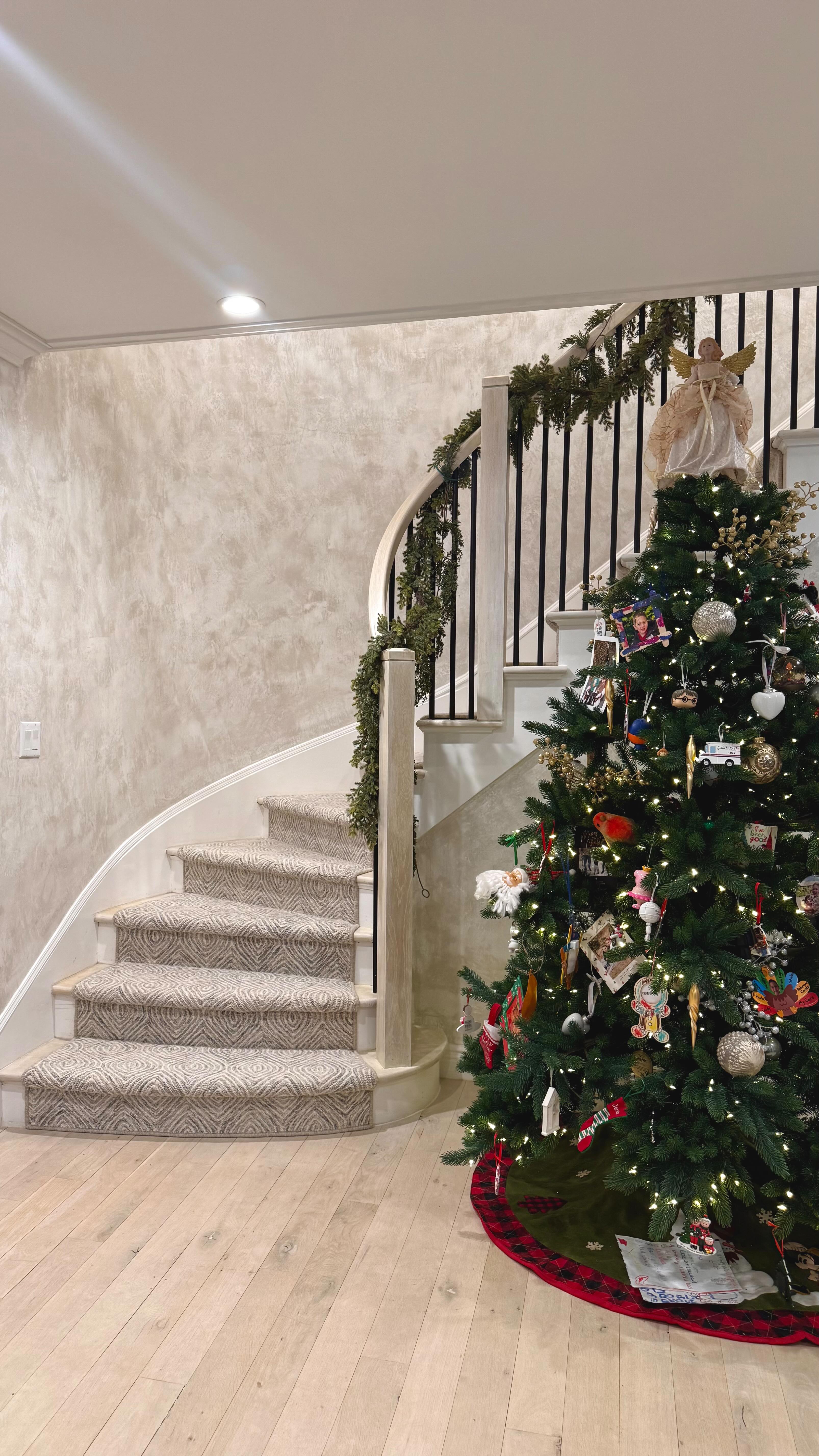 Movement, layered color, and a subtle pearl glow ✨
A multi-color marmorino finish brought to life with a delicate pearl/silver wax, creating depth and elegance in the entry of this beautiful Rye home.
Timeless, refined, and welcoming from the very first step.
#plaster #venetianplaster #interiordesignnewyork #ryeny #entrywaydesign