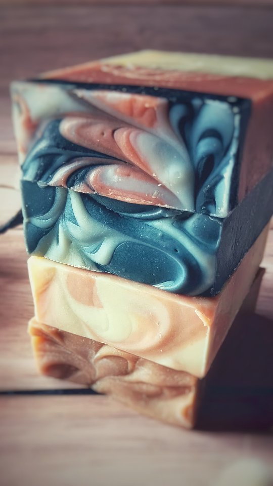 Dis-moi combien de produits tu as dans ta douche.
Gel douche, nettoyant visage, huile ou crème de douche ou tout autre produit inutile??
Ta salle de bain sature et ta peau aussi.
Avec un savon artisanal surgras et qui a conservé sa glycérine, tu peux te laver entièrement : le corps, le visage et même faire ta toilette intime.
Et si un seul produit suffisait?
#savonnerieartisanale
#artisanefrançaise #faitmain