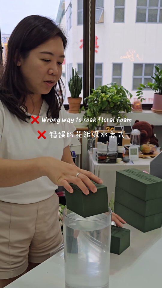 Floral tip 🌸
Never press floral foam into water.
Let it absorb water naturally for even hydration.
This small step helps flowers last longer.
floral workshop: https://www.leblancflorist.co/all-flowers-hobby-classes
Dm us to book the slot 😉
#floraltips #floralfoam #flowercare #floristeducation #flowerdesign