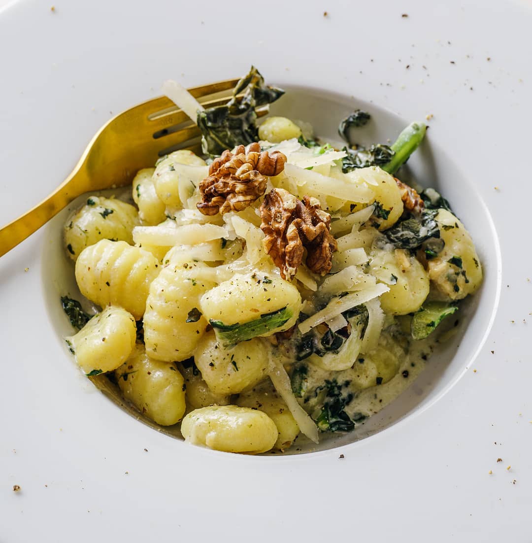 Gluten free Gnocchi for some comfort food 🧘🏼♀️
Recipe below 👇🏻
.
If you're anything like I am you're feeling like you need some serious down time and a break from the stress around us. It's easy right about now to reach for the junk to comfort us but you're body will perform better under stress with proper care. Gnocchi is something my grandmother and I have been making since I was little. It's like a warm hug that gives me all the feels 💜
.
Ingredients☆
▪︎1 1/2 cups rice flour
▪︎2 large eggs at room temperature
▪︎1 teaspoon sea salt
▪︎2 lbs potatoes (russet is best)
.
▪︎Roast potatoes in the oven until tender. About 1 hour. This is better than boiling them as it makes them wet and soggy gnocchi sucks
▪︎Once potatoes are cooked, let cool completely then peel. Mash them well
▪︎Mix eggs and salt into potatoes
▪︎Pour flour into potato mix and stir just until it starts to come together. Then dump onto the counter and begin kneading the dough. Dough is done when it holds together and isn't sticky
▪︎Roll dough out in small amounts to the desired thickness and cut into 2 inch pieces. Press and roll with a fork for that beautiful gnocchi shape
▪︎Cook now or freeze for up to 3 months
.
Top with grass fed butter, fresh parmesan cheese and spinach
If you give these a try let me know what you think!
.
.
#comfortfood #stayhealthy #staycalm #ashleymlloyd #healthyfood #goodfood #easyrecipes #quickdinner #gnocchi #glutenfree #riceflour #foodheals #insatagood #photooftheday #easymeals #stayhome #livebetter #cleaneating #cleanrecipes #mealinspo #quickmeals #homecooking #eatclean #bjjdiet #bjj #getfit #jiujitsugirls #purplebelt #plantbased #plantbaseddiet