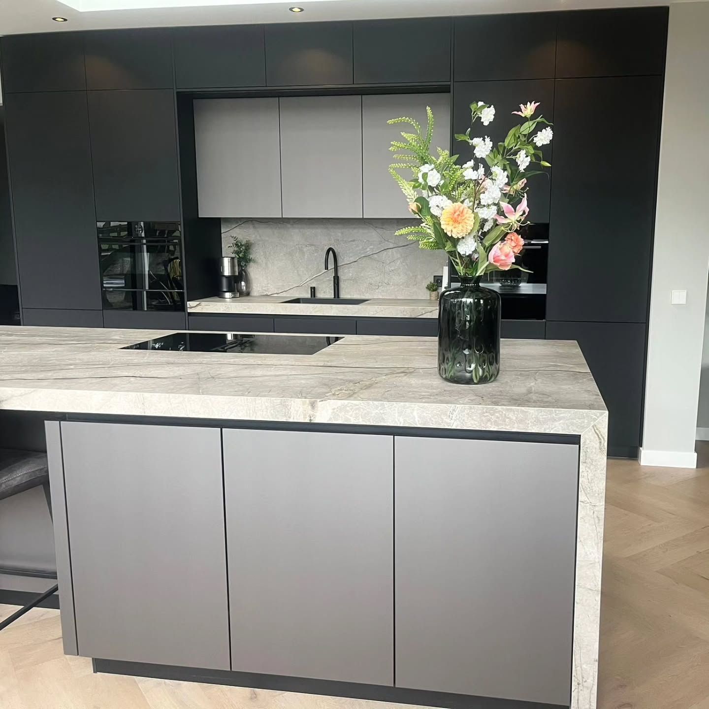 Een nieuw zijden bloemen boeket, persoonlijk uitgezocht in mijn atelier ✨
Dit boeket mag 3 maanden lang shinen, daarna kiest de klant weer een nieuw boeket met bijpassende vaas.
Flexibel, duurzaam en altijd passend bij het interieur 🤍
#zijdenbloemen #zijdenboeket #bloemenabonnement #interieurinspiratie #duurzaambloemen