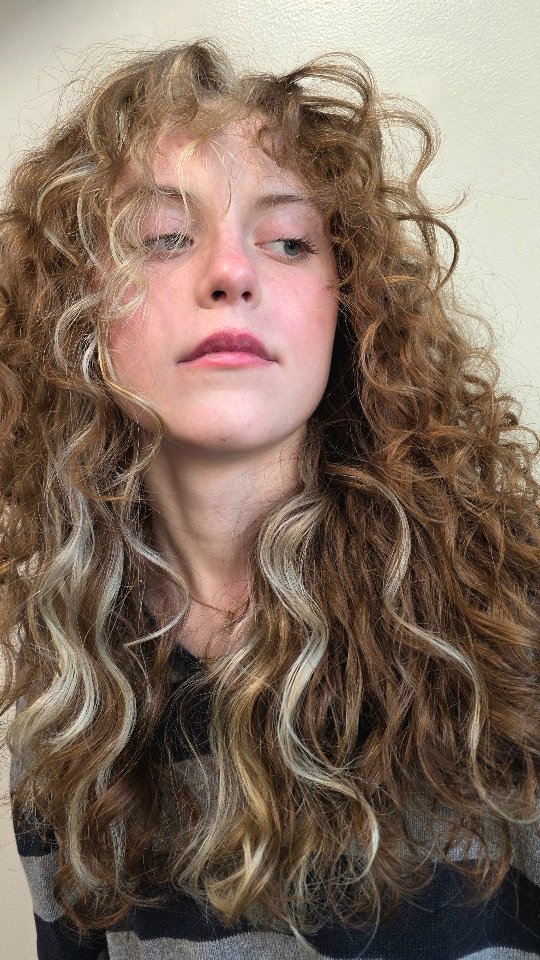 When you finally get the haircut that matches your personality 🤌
We had so many inspo pics to choose from! The curly shag and color block combo fits her style so so well.
Some color blocks can have a more noticeable root as it grows out. This was my clients first time getting her hair colored, so I suggested "teasy lights" so it has a softer blend into her roots, and it'll be lower maintenance for her.
We lovedddd her new look!
.
.
.
.
#clthairstylist #indiantrailhairstylist #monroehairsalon #indiantrailsalon #indiantrailhair