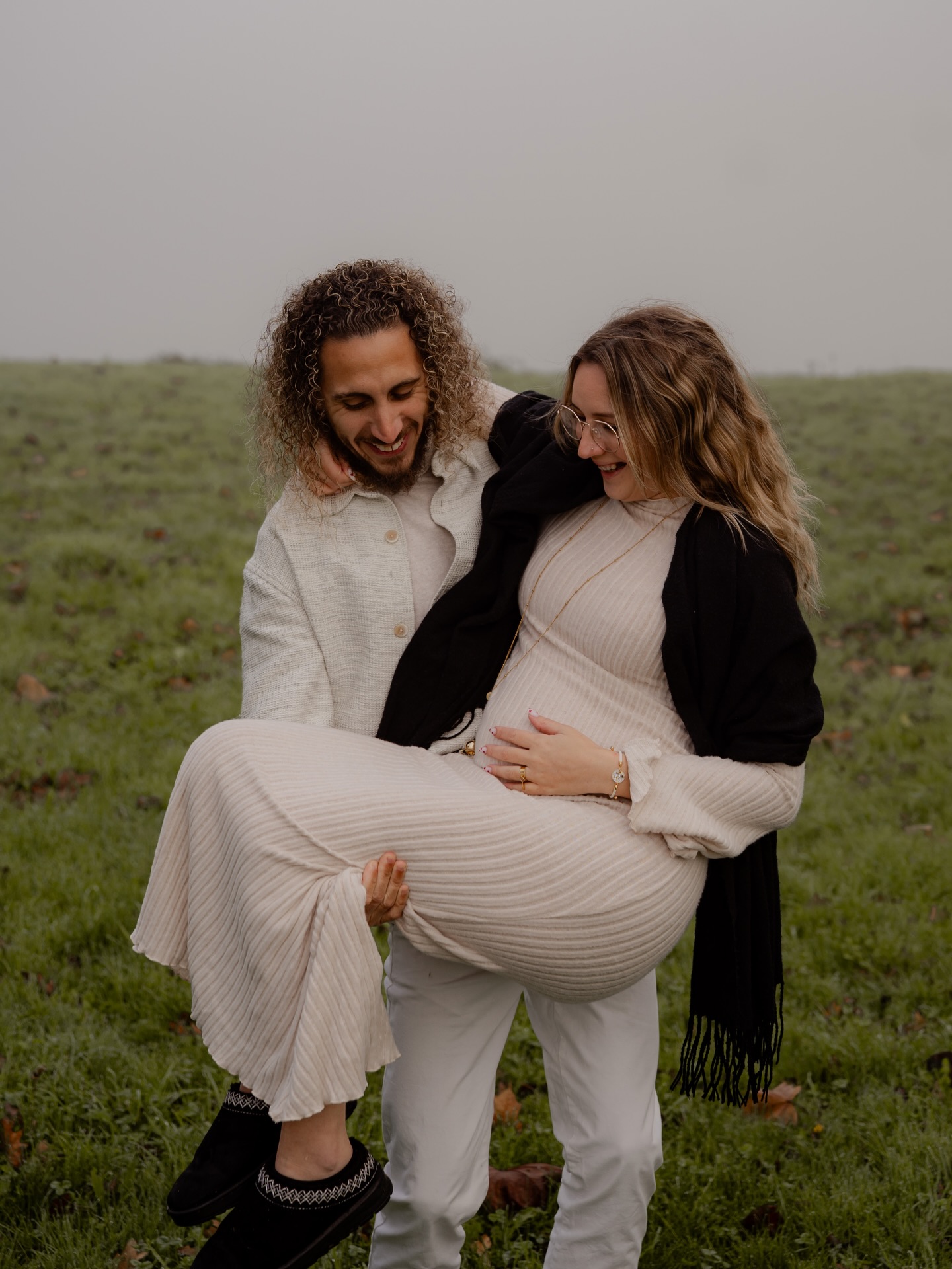 SÉANCE GROSSESSE ⚡️
Ils ont bravé le froid, la bruine, le brouillard, & ils sont reparti avec le souvenir d’un des derniers moment encore à deux !
Oui Messieurs Dames, c’est aussi ça une séance grossesse : c’est photographier vos derniers instants en tant que couple avant de devenir parents & qu’une bombe (adorable évidemment 😋) vienne boulversé votre quotidien 🥰
C’est une séance où vous pouvez vous éclatez avant de passer au calme (ou pas) & la mignonnerie de la parentalitée ✨
Que ce soit en extérieur ou à domicile, vous choisissez, je vous suis partout ❤️🔥