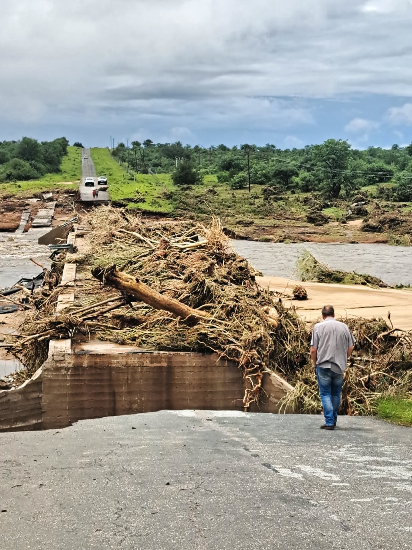 It might be a while before our water to town in Phalaborwa is restored... The bridge to the Lepele Waterboard was significantly damaged in the floods.
#floods2026
#phalaborwafloods2026
#rain
#phalaborwa
#westandtogether