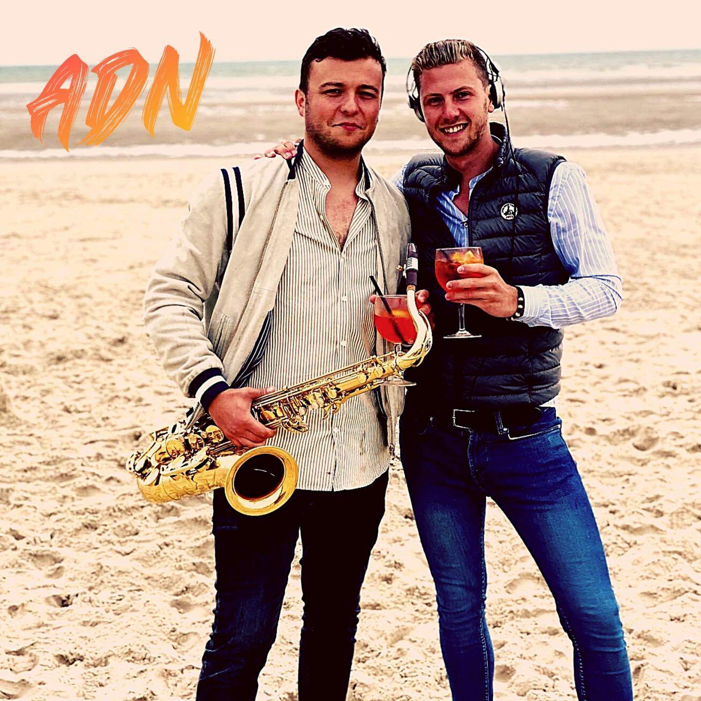 La tournée d’été a commencé !
On se voit sur les plages ?
.
#summer #tour #adn #sax #dj #beach #spritz #letouquet #sttropez #deauville #friends #music #live #electro #henriselmerparis @adn_djsax