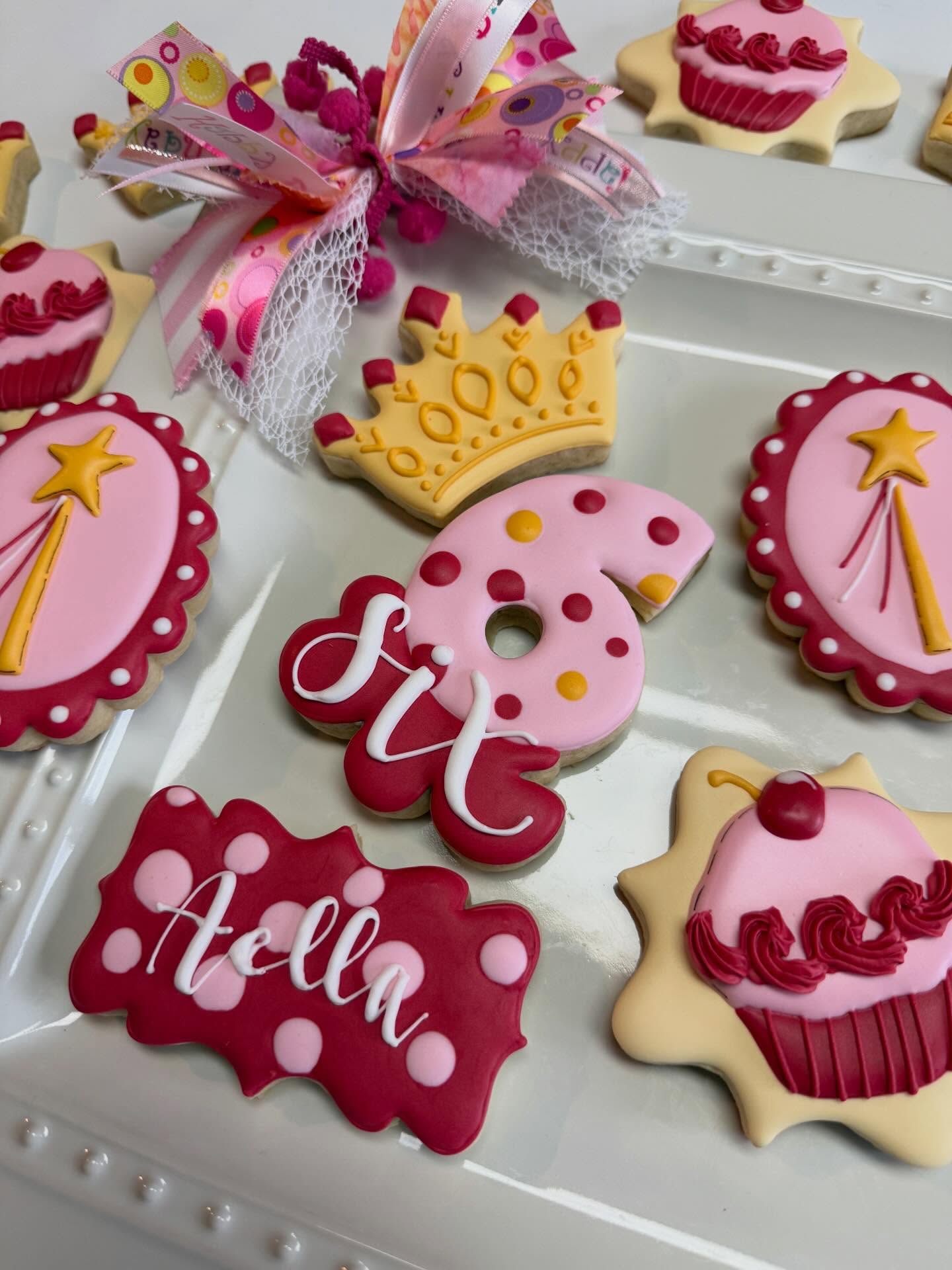Crowns, cupcakes, and magic wands are just the things for a Pinkalicious-themed party. Happy 6th birthday, Aella!
#somecookiesbecause_byduveen #customcookies #lincolncookies #sugarcookiesofinstagram #pinkaliciousbirthday