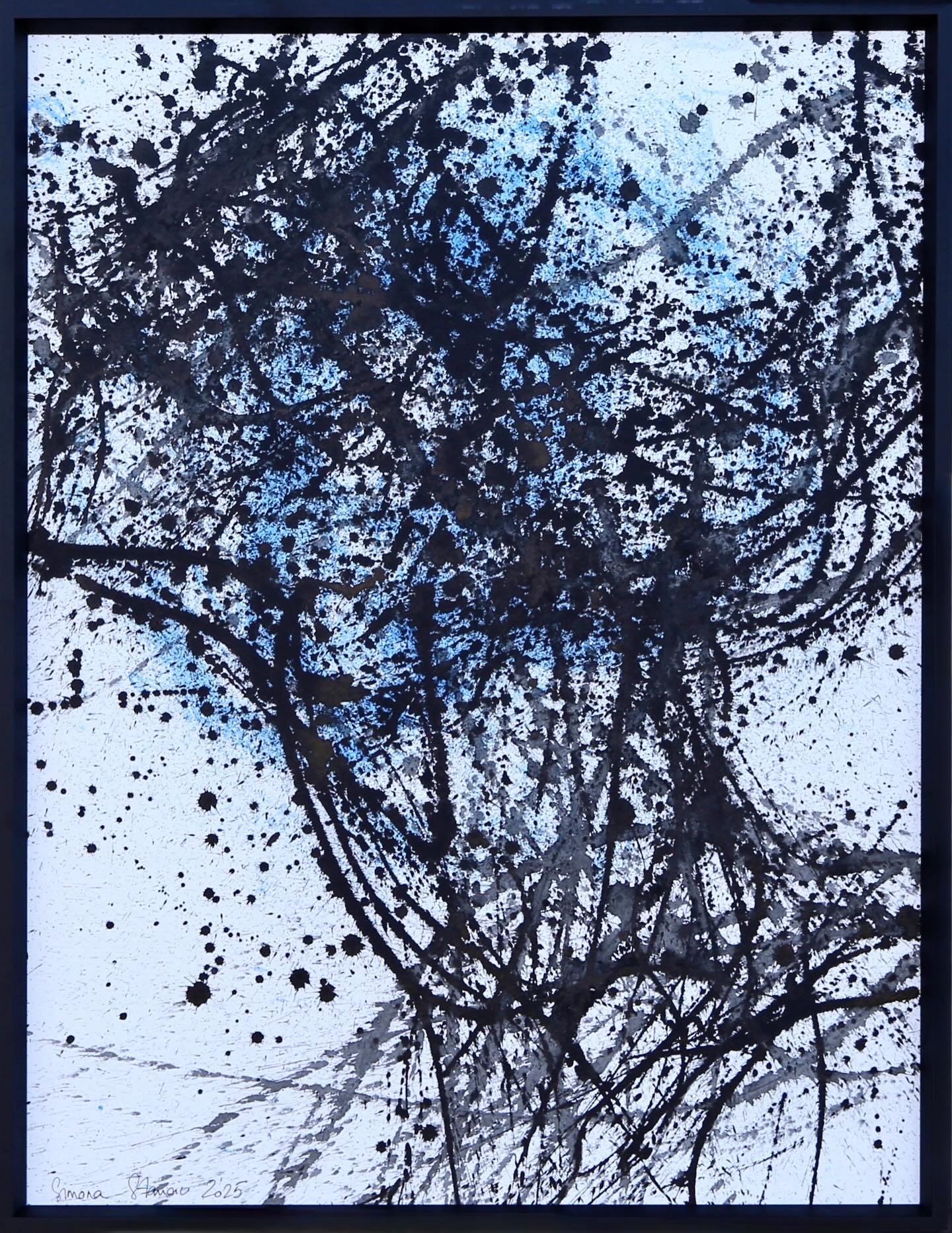 A suspended moment between falling and rebirth, between matter and spirit, a testament to an identity in constant transformation.
🤍
This work explores the fragility of the body and memory through instinctive gesture.
Black drips trace a barely suggested human presence, traversed by a deep blue that evokes breath, depth, and interiority.
The figure does not assert itself; it emerges, dissolves, and returns, existing in a state of perpetual becoming.
#drippingart #myart #dipinto #actionpainting
Un momento sospeso tra caduta e rinascita, tra materia e spirito, testimonianza di un’identità in continuo mutamento.
🤍
Un’opera che esplora la fragilità del corpo e della memoria attraverso il gesto istintivo.
Le colature nere tracciano una presenza umana appena accennata, attraversata da un blu profondo che suggerisce respiro, profondità, interiorità.
La figura non si impone: emerge, si dissolve, ritorna.