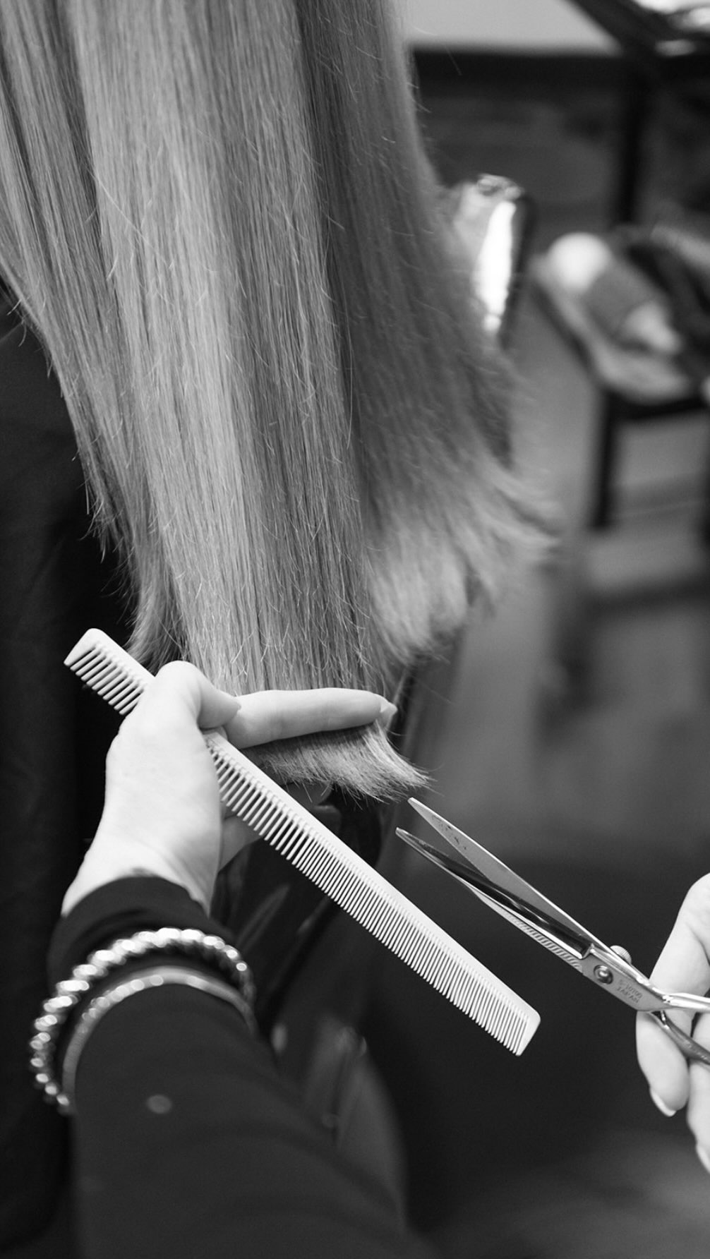 I really do love my clients.
The conversations, the trust, the quiet moments in between.
Grateful to create beautiful hair in a space that feels calm, personal, and genuinely joyful. âĄ