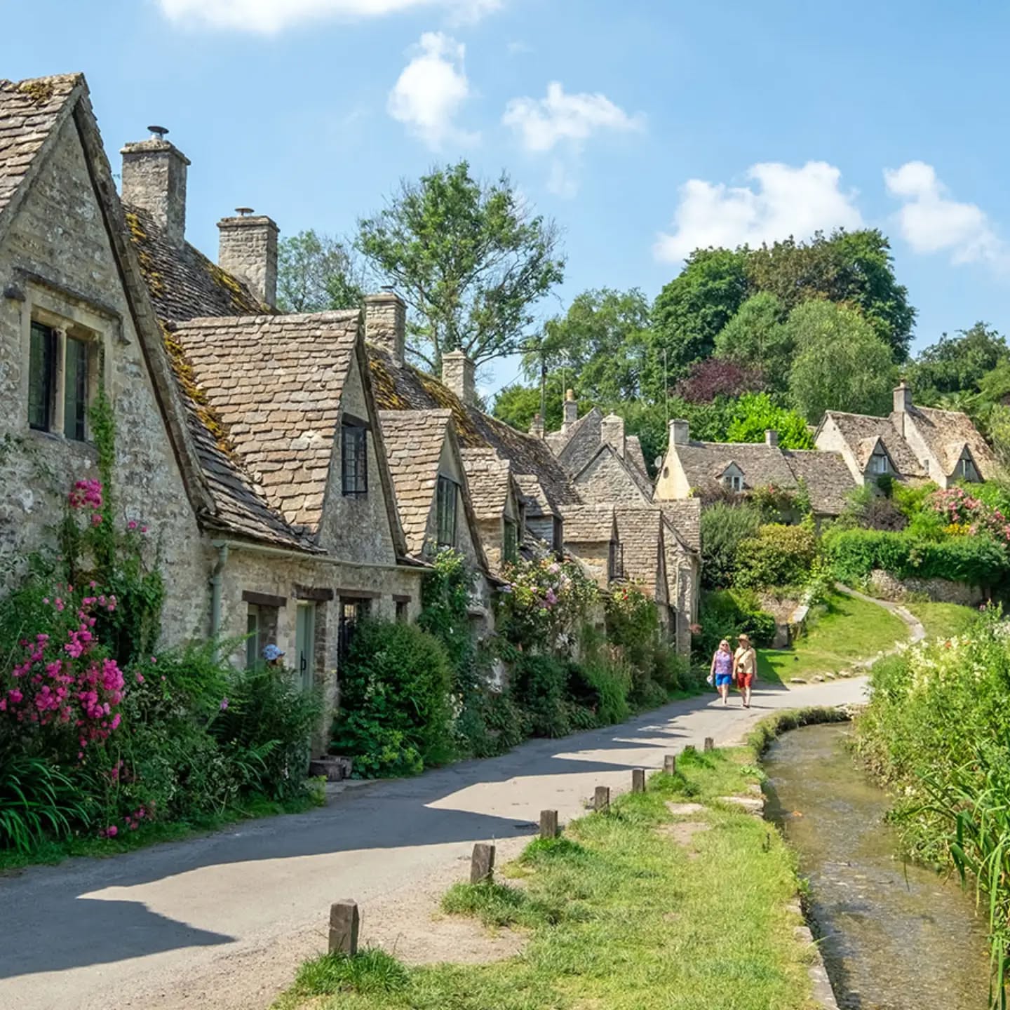 Did you know the Gloucestershire village of Bibury was recently crowned the most beautiful village in the world by Forbes? You can now visit the best of the Cotswolds and surrounding areas on a scheduled tour with us in Spring next year, check out the link in our bio!
.
.
.
.
#cotswolds #gloucestershire #quintessential #villagelife #visitengland