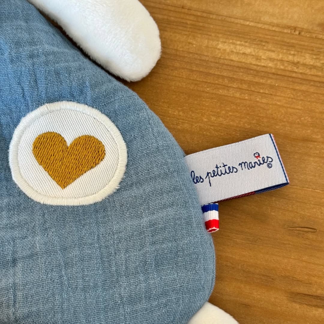Un petit cœur brodé, un grand pouvoir :
Maman fait un bisou, bébé le garde avec lui
Pour rassurer bébé… et apaiser maman.
Astuce du soir : ça chasse aussi les cauchemars ✨
(parole d’Agathe, experte sérieuse de 4 ans 😉)
#doudouabisous #bisoudemaman #separationdouce
