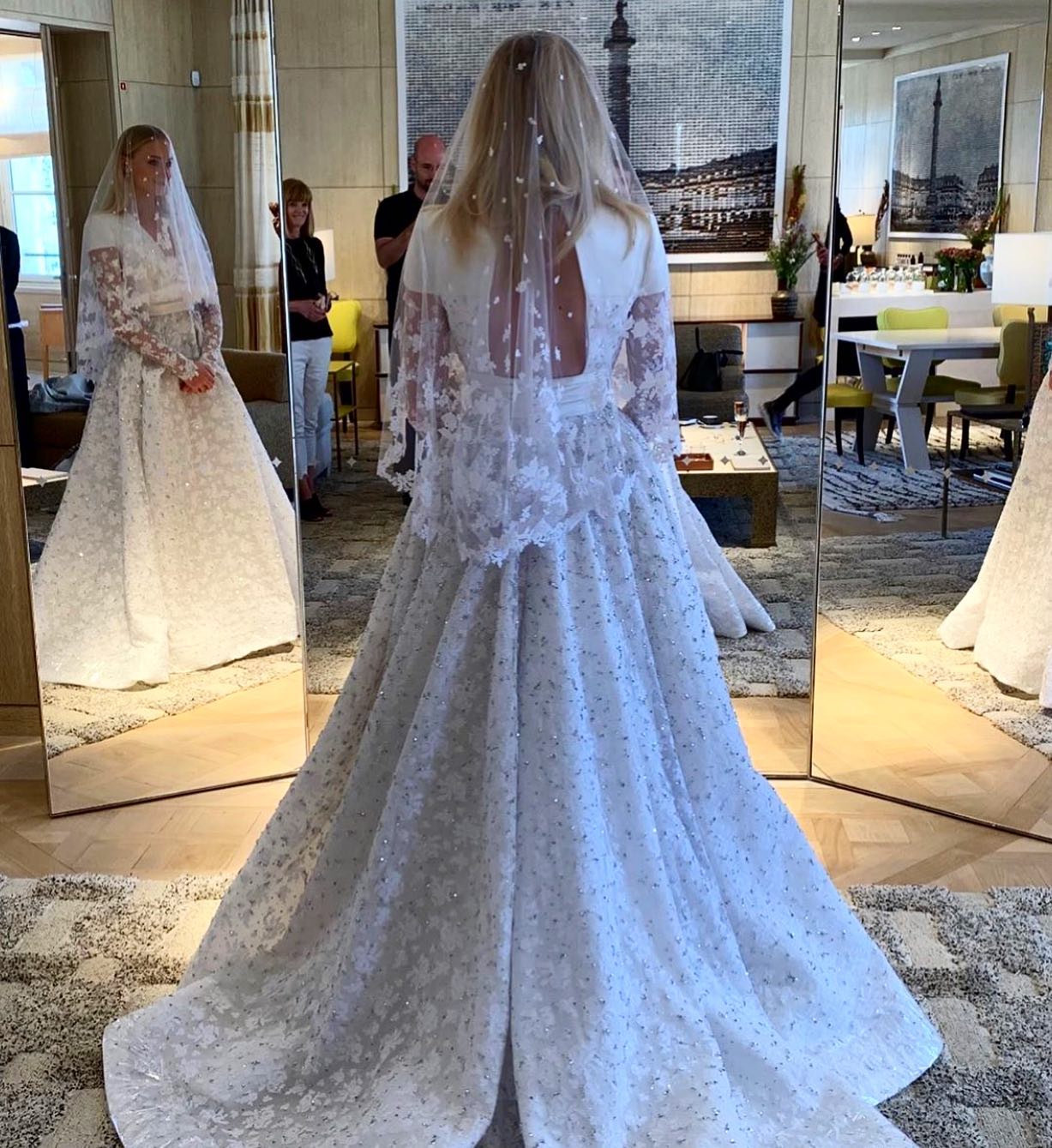 Toutes nos félicitations à Mme et Mr Jonas ! @sophiet porte une création unique de @nicolasghesquiere pour #louisvuitton 👏 #louisvuitton #sophieturner #wedding