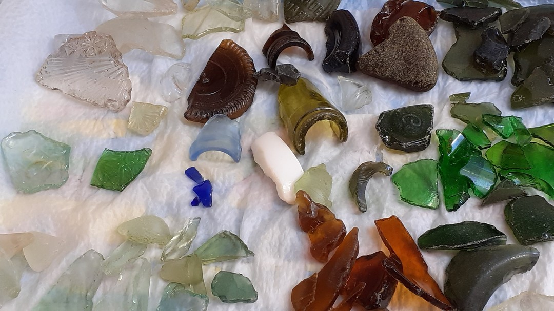 EXCITING NEWS TO COME!! Watch this space later today for info on a new custom product on offer from Akaroa Sea Glass Art.
In the meantime - here is a sample of the treasure the sea left me yesterday, carefully collected from the foreshore near the boat shed - freshly cleaned and ready to create more Akaroa Sea Glass fish with! I'm particularly excited about the pale blue bottle collar and gorgeous pieces of embossed/cut glass, but plenty of other wonderful colours and shapes to work with.