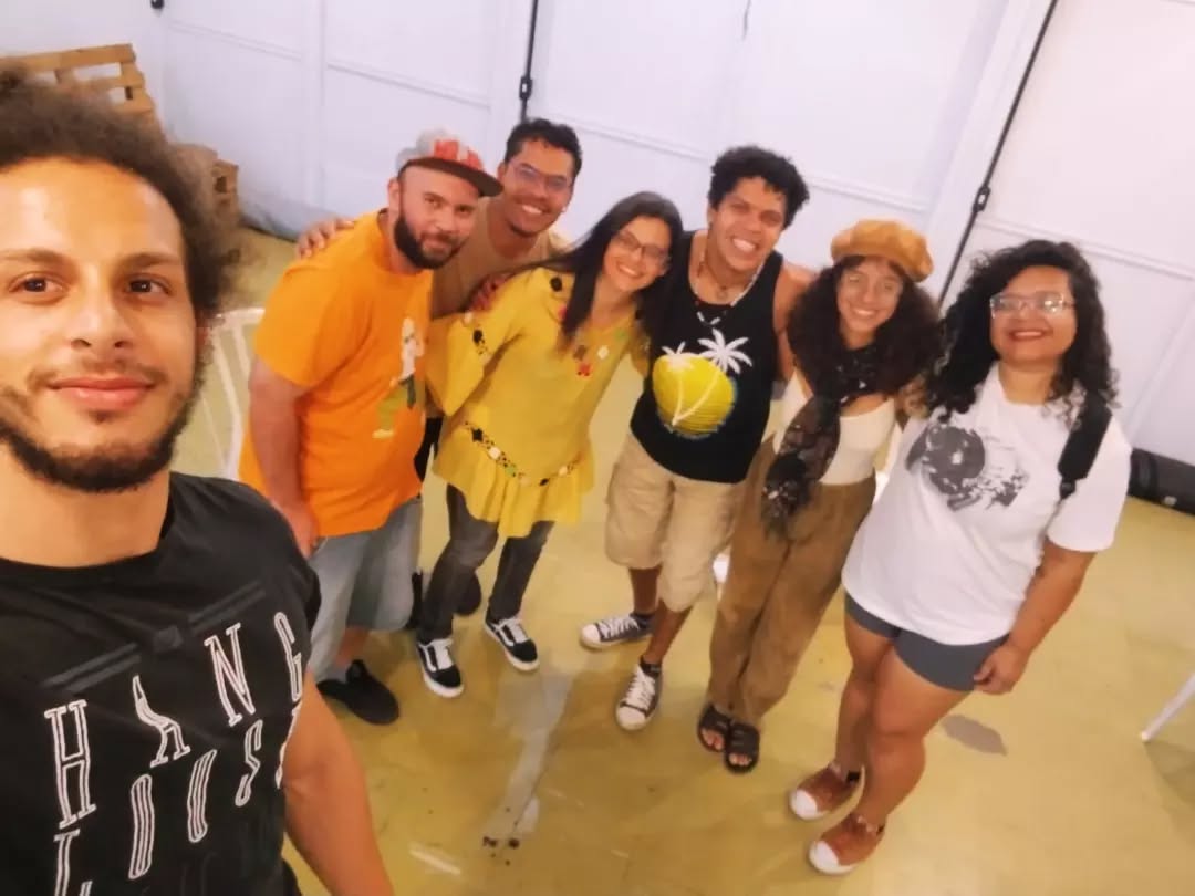 Hoje tivemos a Roda de terapia comunitária integrativa conduzida pela Mônica...
A roda foi aberta para colaboradores, parceiros, artistas, pessoas que auxiliam o Espaço Cultural CITA no seu desenvolvimento...
E você, já participou de uma roda?
Nesse espaço elegemos algo em comum para debater, escutar e refletir... Cultivando momentos de bem estar e auto cuidado...
