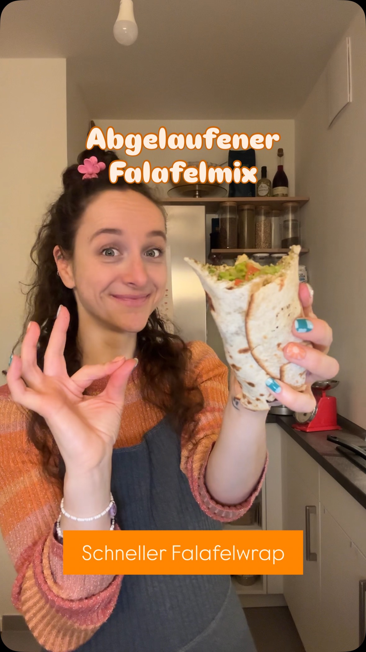 Dafür sind wir doch alle nicht zu alt oder? 👀
Diese Falafel-Wraps müsst ihr unbedingt ausprobieren! Soooo viel einfacher als die Bällchen zu formen und richtig lecker! 🤩🤌🏻
Zutaten:
- 6 EL Falafelmix
- 2 Wraps
- etwas Hummus
- frischer Salat
- gewürfelte Gurke, Tomate, Paprika (oder was ihr grad da habt)
- etwas Soße nach Wahl
Zubereitung:
1. Falafelmix nach Packungsanleitung zubereiten
2. Gemüse vorschneiden
3. Falafelmix auf die Wraps verteilen, in der Pfanne mit etwas Öl anbraten kurz wenden
4. Falafelwrap mit dem Gemüse und der Soße belegen und fertig 🤌🏻
Anzeige
Den Falafelmix von @moima.eu habe ich bei @sirplus.de gerettet. Dort könnt ihr richtig sparen und gleichzeitig Lebensmittel retten. 🙌🏻💪
Mit meinem Code: JANAK20 könnt ihr zusätzlich 20% sparen 🤗