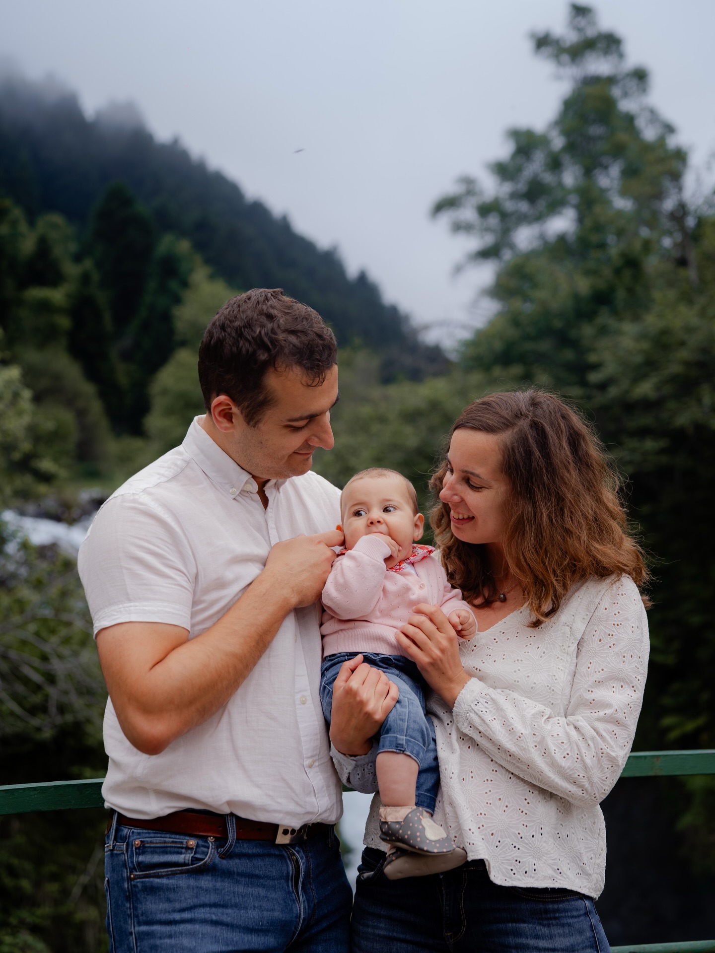 SÉANCE FAMILLE EN MONTAGNE ✨
Elle a 6 mois, elle découvre le monde, s’épanoui devant la moindre nouveauté, & ses parents, la voyant ainsi, en sont complètement gaga 🥰
Ils pensaient avoir des photos posées devant un joli décor, ils ont finalement passé un moment de qualité en famille. Ils se sont posés, ont observé la nature autour d’eux & ont permis à leur pitchoune de s’émerveiller ⚡️
Moi c’est Flora, la photographe qui capture vos émotions qui font le grand 8 🎢 dans tous le Sud Ouest ❤️🔥