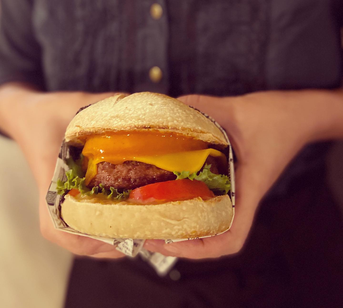 Nueva hamburguesa en la carta! Cheeseburger #VEGANO 100% con hamburguesa de Heura, queso #plantbased, tomate, lechuga, cebolla, crema de mostaza y salsa BBQ de la casa. Está increíble!!
#cheeseburger #detodalavida_pero_no #vegan #glutenfreeoption #heura #happycow #lactosefree #sinlactosa #goodfood #crueltyfree #glutenfree #restaurantesbarcelona #delivery #takeaway #takeawaybarcelona #meatless #hamburguesa #baluard #vegalife