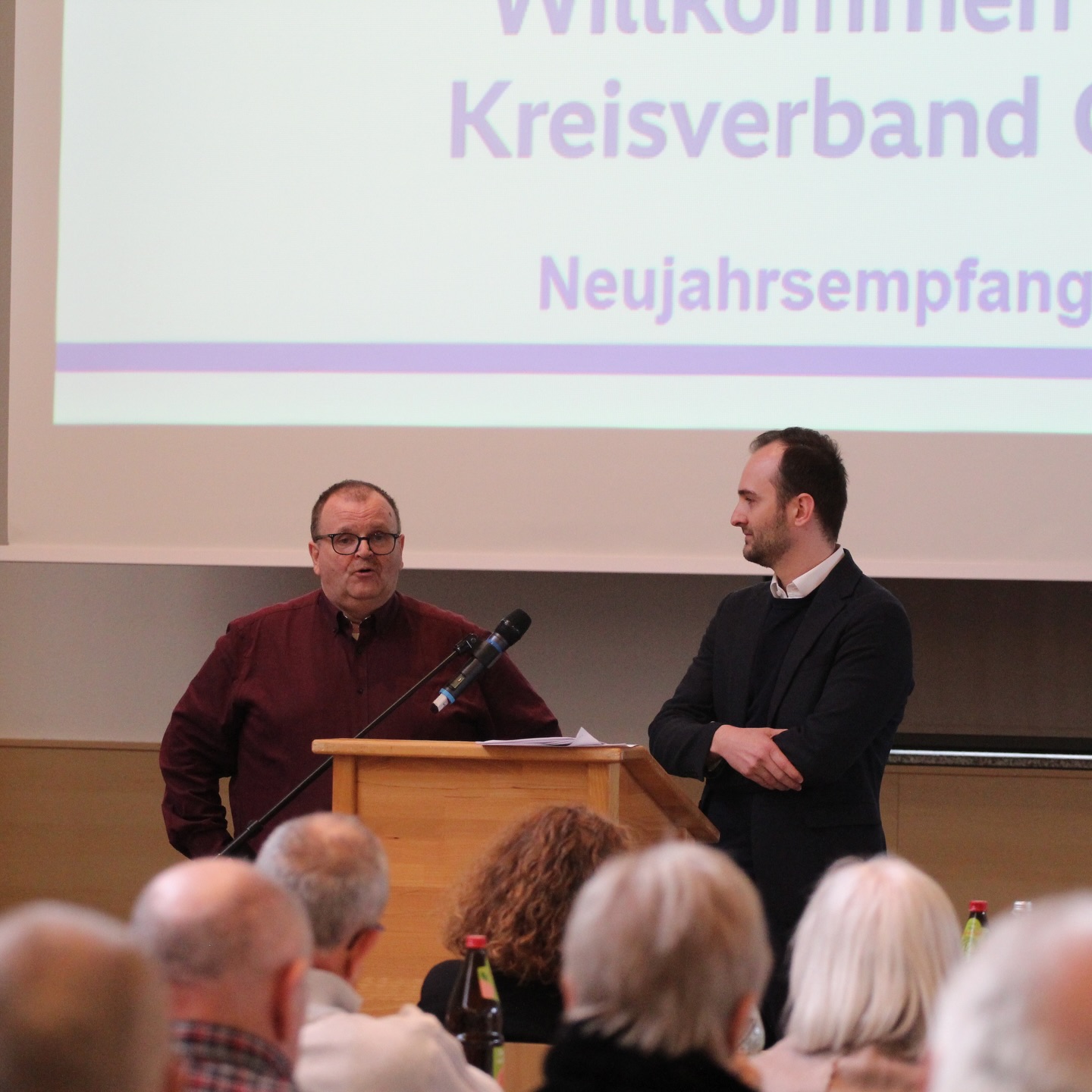 Ein gelungener politischer Neujahrsempfang des VdK Kreisverbands Gelnhausen.
Viele spannende Beiträge, u.a. von unserem Landrat @thorsten.stolz, @oliverhabekost (Geschäftsführer der @kreiswerke), der u.a. zum Thema Versorgungssicherheit vor dem Hintergrund der Stromausfälle in Berlin gesprochen hat, @samuel.mergenthal von der @diakonie_hanau sowie Dr. Nimmerfroh von der @tafelgelnhausen mit Einblicken in die Arbeit der verschiedenen Einrichtungen.
Ich hatte die Ehre, gemeinsam mit Achim Garde, Gastgeber und Vorsitzender des VdK Kreisverbands Gelnhausen, unsere Wohnbaugenossenschaft Spessart vorzustellen.
Herzlichen Dank an Achim Garde und den gesamten VdK Kreisverband für die tolle Veranstaltung!