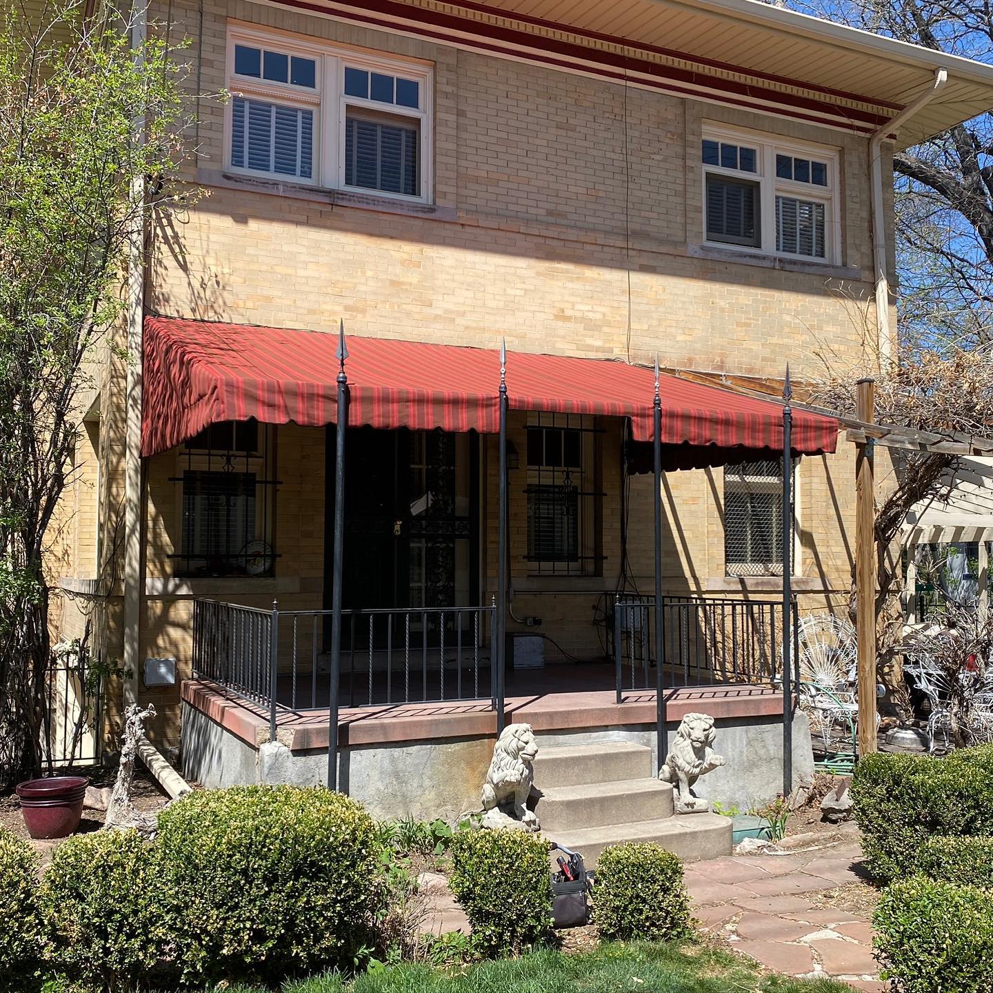 The bold look of Sunbrella Colonnade Currant adds a beautiful pop of color to this patio. And this darker fabric will hold up for years to come!
.
.
.
.
#awnings #awningsdenver #outdoorspaces #backyard #patio #patiocover #customawnings #303 #5280 #denver #colorado #denvercolorado #shade #shadesolutions #madeindenver #madeincolorado #sunbrella #nofilter