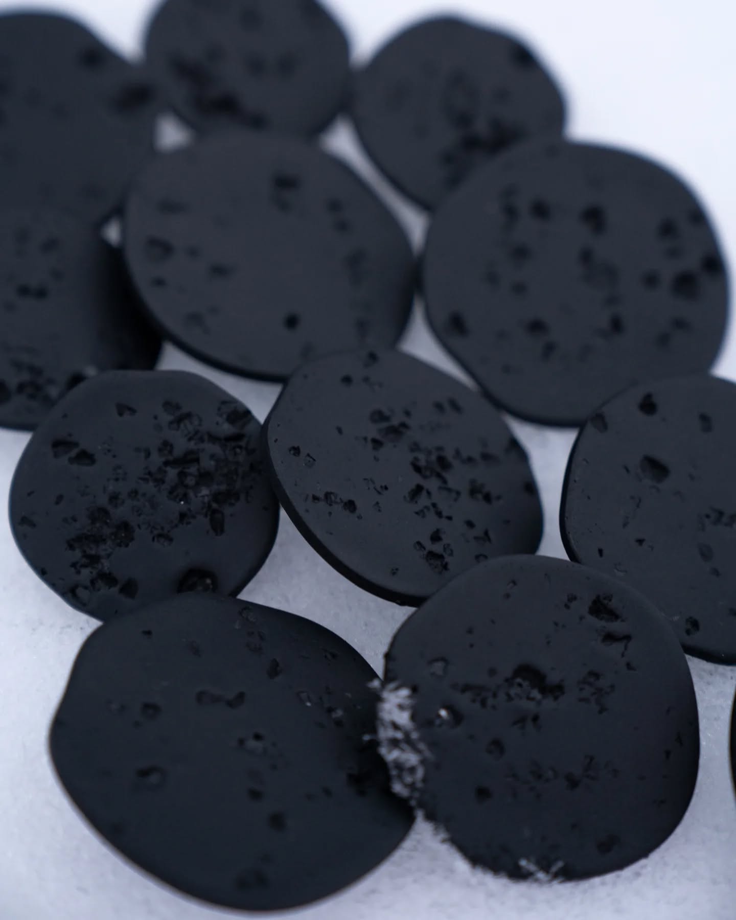 OBSIDIAN.
Born from fire. Worn with power.
There is a kind of black that doesn’t whisper —
it commands.
Raw. Deep. Unapologetically bold.
Inspired by volcanic stone.
Obsidian by Ané Design is not just an accessory,
it’s an attitude.
For the woman who doesn’t wait to be seen.
She is seen.
She is remembered.
🖤