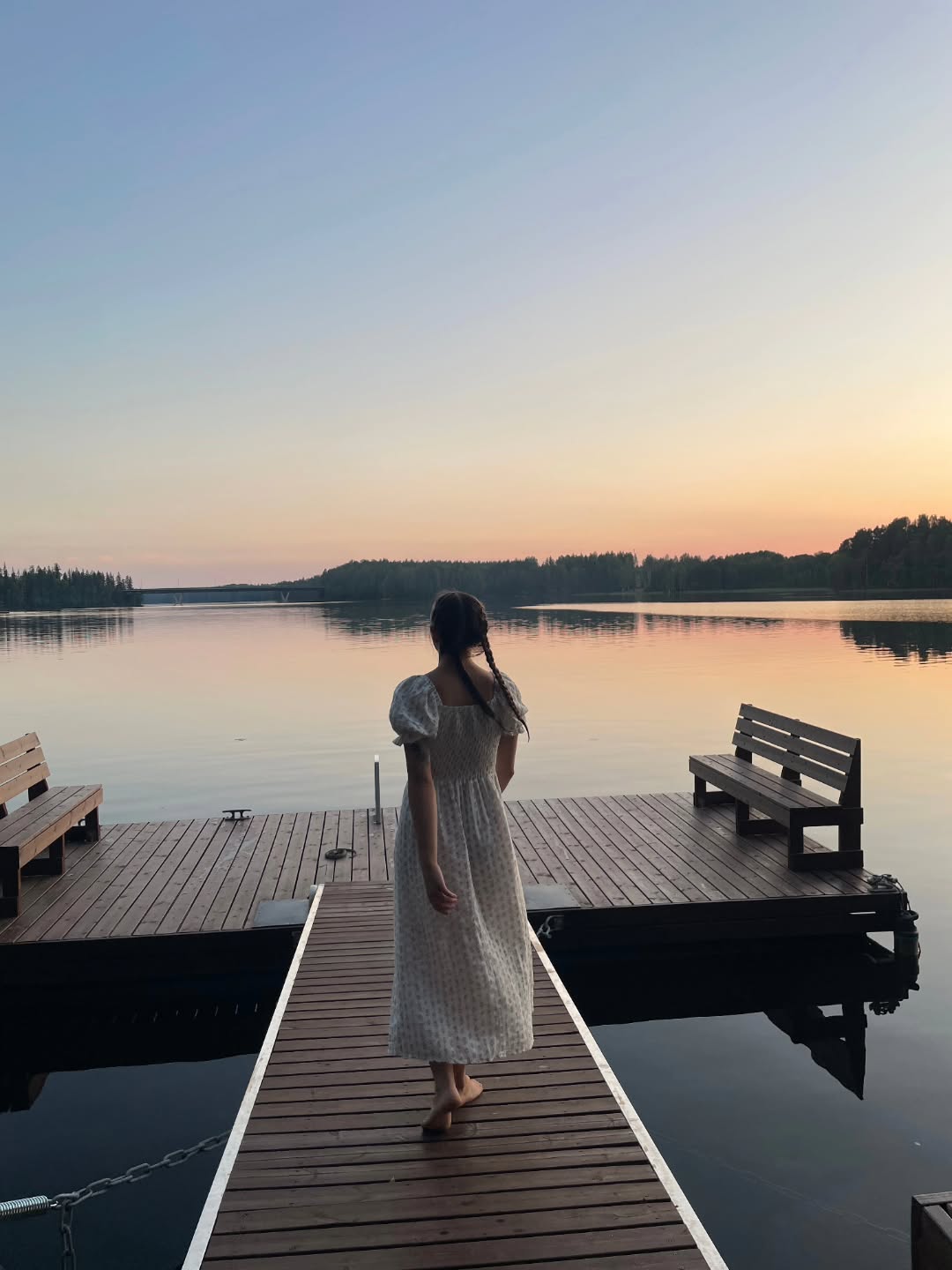 Sielun exit pointit 🕊
Kun elämää tarkastellaan sielun perspektiivistä, näkökulma on usein symbolinen ja etäinen, jopa hieman kylmä. Tämä johtuu siitä, että sielun tasolla ihmisyyden tunne ulottuvuudet, kuten pelko, suru tai kiintymys, eivät ole ensisijaisia. Tästä perspektiivistä katsottuna sielu on valinnut matkalleen tiettyjä kokemuksia, teemoja ja oppiläksyjä, joita se haluaa käydä läpi tässä elämässä kehittyäkseen ja laajentaakseen tietoisuuttaan.
Yksi osa sielun suunnitelmaa liittyy sielun exit pointeihin. Näillä tarkoitetaan ennalta määriteltyjä mahdollisia kohtia elämän varrella, joissa sielulla on mahdollisuus poistua fyysisestä kehosta. Ne ovat tilanteita, jotka voivat johtaa kuolemaan, kuten vakava sairaus, äkillinen tapaturma tai muu elämää uhkaava kokemus.
Sielun näkökulmasta exit pointit eivät kuitenkaan ole lopullisia tai pakollisia. Vaikka ne olisivat osa alkuperäistä suunnitelmaa, sielu voi halutessaan muuttaa niitä. Jos sielu kokee, että oppiminen on kesken tai että elämässä on vielä olennaisia kokemuksia koettavana, se voi valita jatkaa elämää ja ohittaa kyseisen poistumiskohdan.
Ihmisyyden näkökulmasta “exit point” mielletään usein vain kuoleman hetkeksi, ajaksi, jolloin sielu poistuu kehosta. Laajemmassa merkityksessä exit pointit ovat kuitenkin myös niitä kriittisiä tilanteita, joissa näin olisi voinut tapahtua. Ne ovat hetkiä, joissa elämä on ollut vaakalaudalla, mutta jostain syystä suunta on muuttunut.
Koska sielu voi valita käyttääkö se näitä pisteitä vai ei, voi jälkikäteen olla vaikea tunnistaa, onko omassa elämässä ollut tällaisia hetkiä. On mahdollista, että ihminen on ohjautunut toiseen suuntaan, tehnyt viime hetkellä erilaisen valinnan, kohdannut odottamattoman avun tai välttänyt tilanteen kokonaan. Näissä tapauksissa exit point on ollut olemassa sielun tasolla, mutta sitä ei ole aktivoitu fyysisessä todellisuudessa.
Tämä näkökulma haastaa lineaarisen käsityksen kohtalosta ja korostaa valinnan merkitystä: vaikka sielulla olisi suunnitelma, elämä ei ole ennalta lukittu. Se on jatkuvaa vuoropuhelua sielun aikomusten ja inhimillisen kokemuksen välillä. 🤍