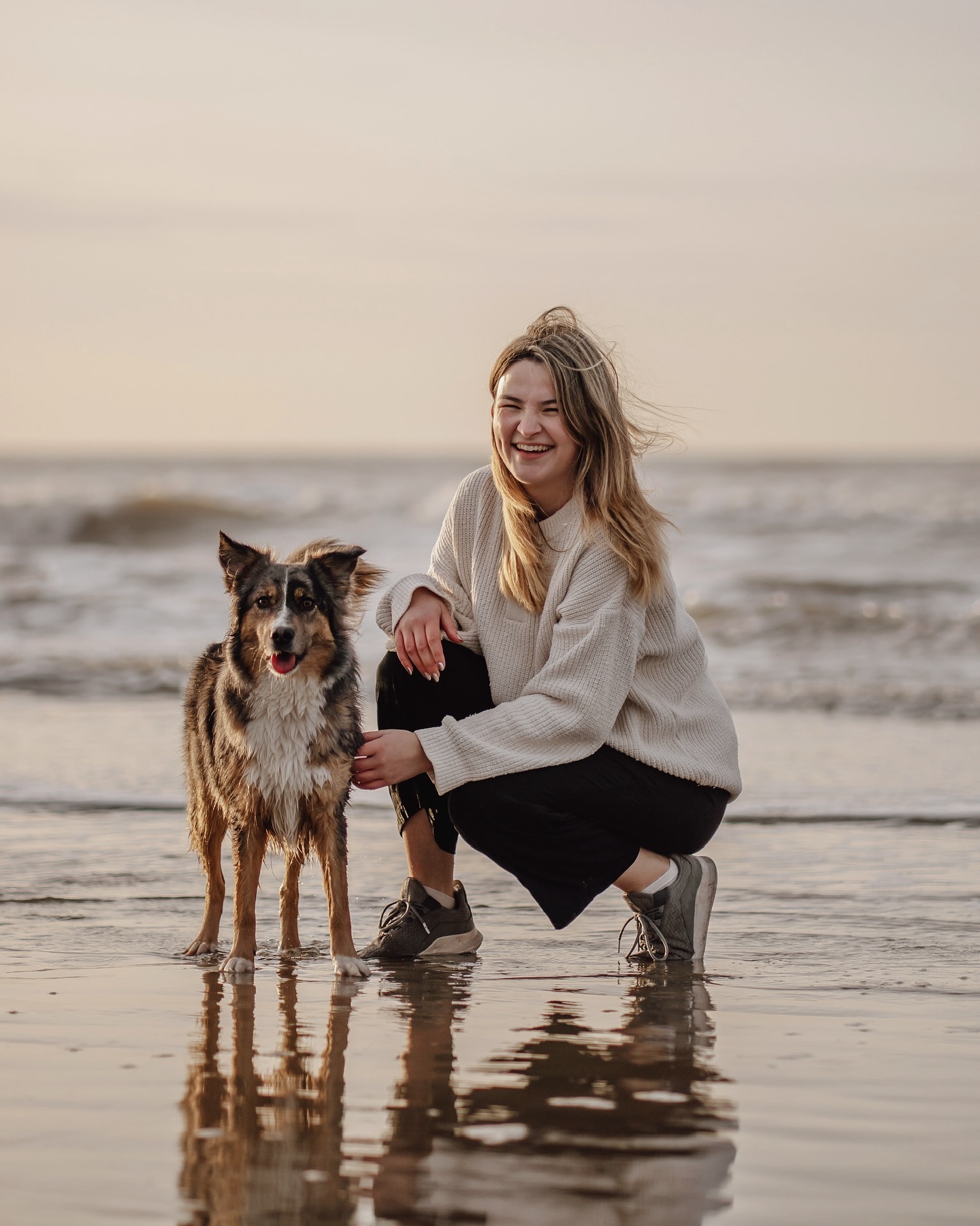 Meer-Liebe 🌊🐚🪼
Anfang diesen Jahres haben wir Holland so richtig für uns entdeckt. Nicht nur für Hunde ist es am Strand ein riesen Spaß, auch zum Fotografieren bekommt man einfach die tollsten Lichtverhältnisse! 🌅
Also freut euch auf noch ein bisschen Holland Spam zwischendurch… 😁
#holland #zandvoort #zandvoortbeach #meer #meerliebe #strand #strandshooting #fotografie #fotoshooting #hundefoto #hundmenschfotografie #hundmenschteam #tierfotografie #sonnenuntergang