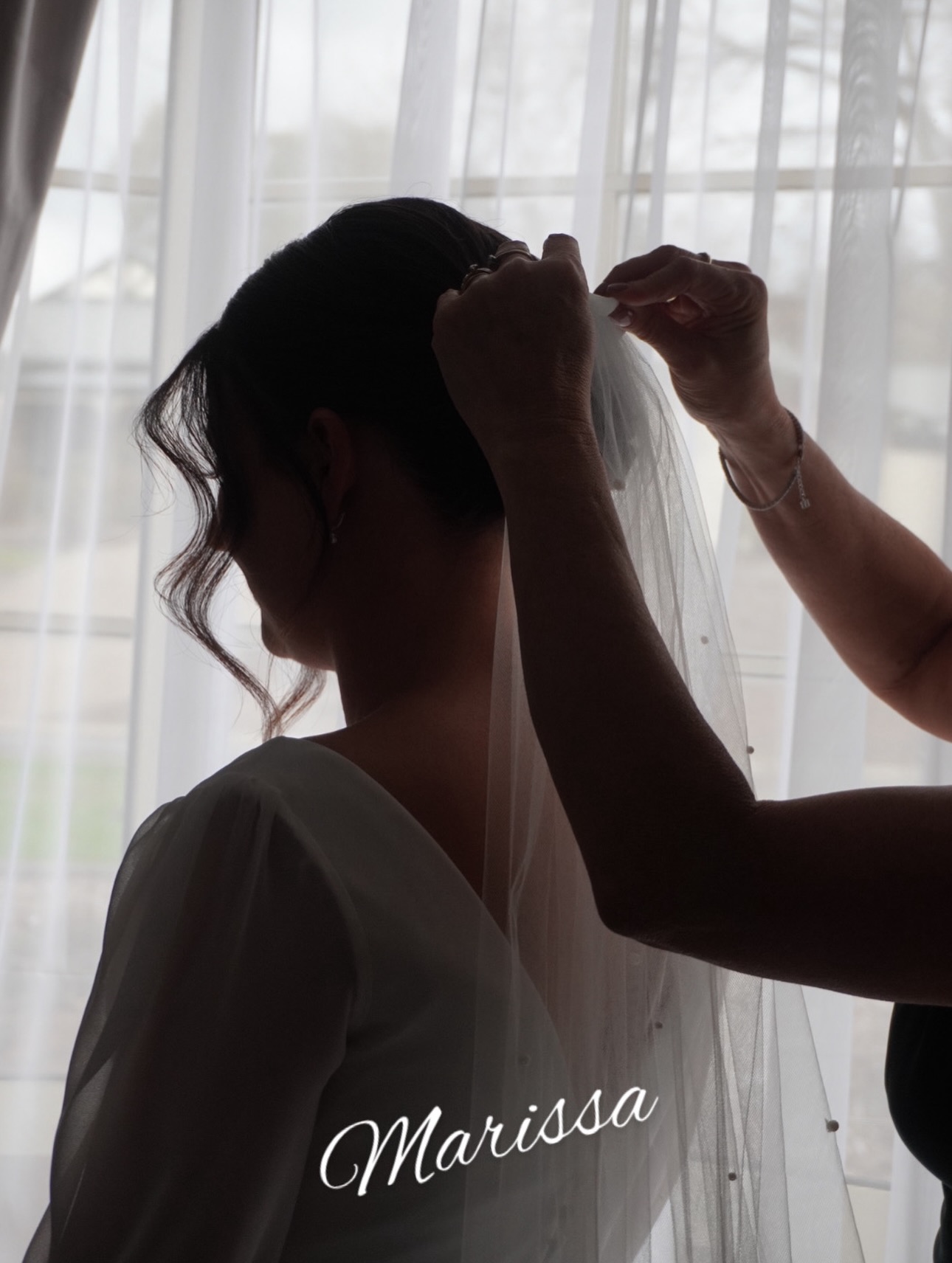The finishing touches for my gorgeous Marissa 🤍
This might just be my favourite moment every wedding morning… I’m almost crying every time. 😭