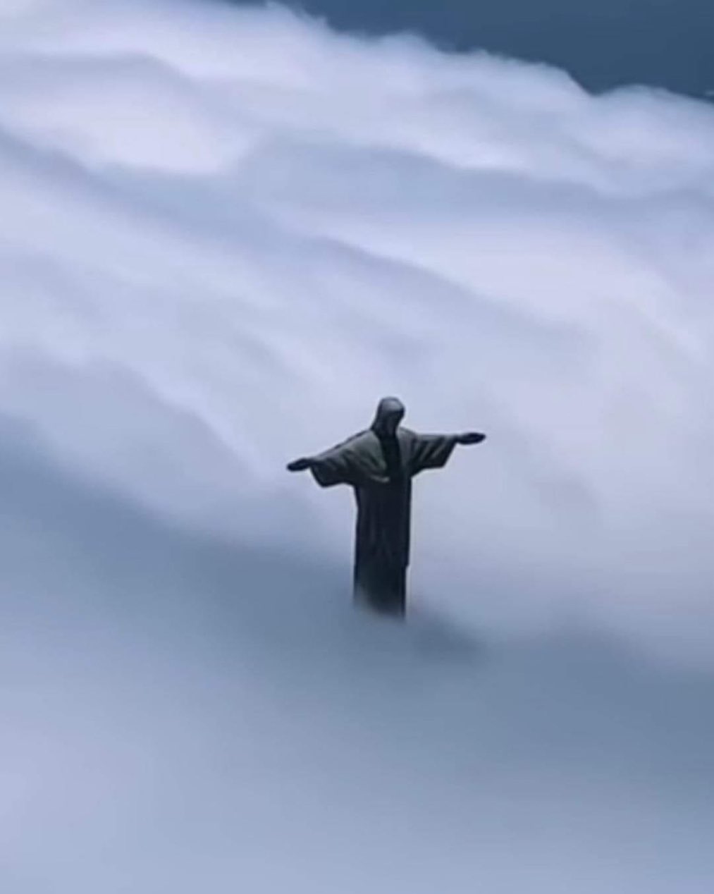 « Le Christ Rédempteur veille majestueusement sur la ville de Rio de Janeiro, ses bras ouverts embrassant le ciel infini. Aujourd'hui, il se dresse fièrement à travers un voile de nuages, donnant l'illusion d'une figure divine suspendue entre ciel et terre. La lumière dorée du lever du soleil perce doucement les nuages, enveloppant la statue d'une aura mystique. Depuis le sommet du Corcovado, on ressent une paix profonde et une admiration sans bornes pour cette merveille architecturale et spirituelle. » www.lhommederio.fr
#ChristRedempteur #VoyageSpirituel #LeverDeSoleil