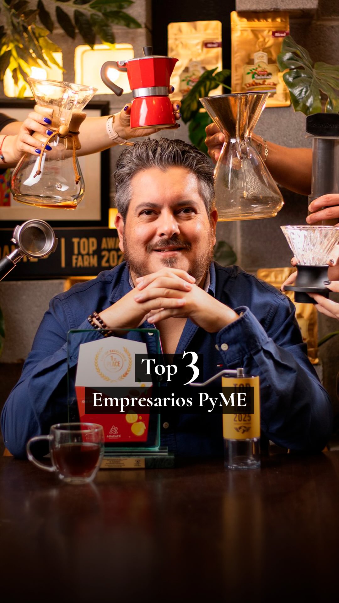 ☕✨ Hoy queremos compartir una noticia que nos llena de alegría.
Don Alfonso, fundador de Café Don Alfonso y líder de Finca Calahute, fue seleccionado entre los Top 3 empresarios PyME de Guatemala, un reconocimiento otorgado por Banco BAC a empresarios que destacan por su innovación, crecimiento y compromiso con la responsabilidad social. Mantente atento a nuestras redes este 20 de enero para conocer el puesto obtenido y acompañarnos a felicitarlo por este importante logro. ☕✨
#CaféDonAlfonso #OrgulloDonAlfonso #Top3PyME #EmpresariosGuatemaltecos #fincacalahute