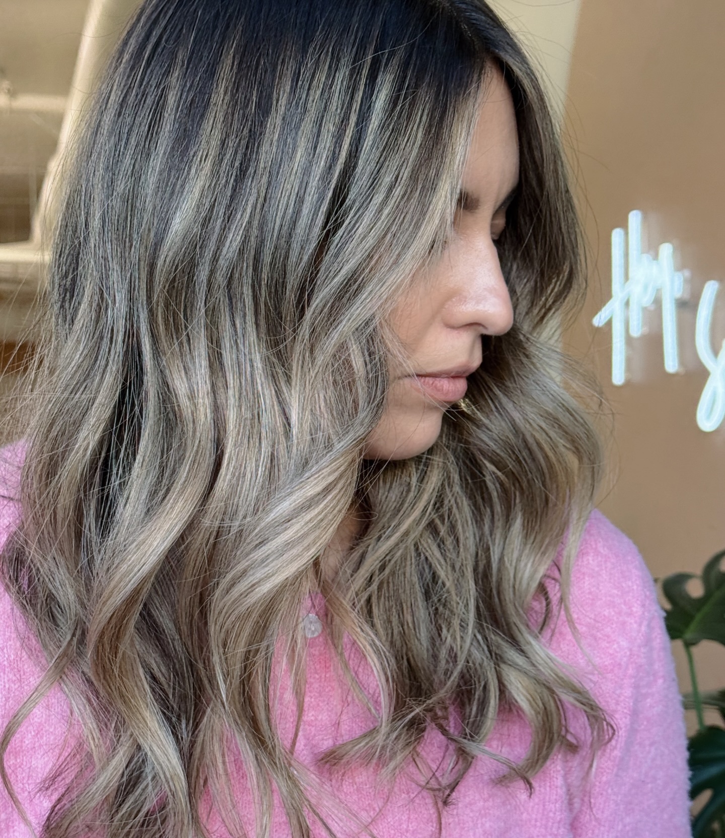Creating a color that will grow out seamlessly is something that makes me so excited 🥰
Creating a blur with highlighting techniques and/or a demi-permanent root tap/smudge ensures a beautiful grow-out without the harsh lines 💕