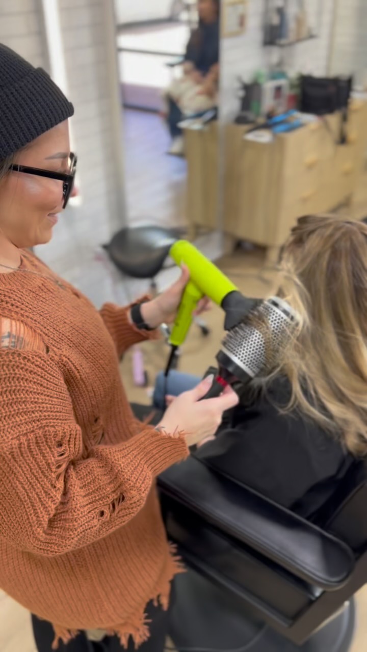 Just a little more weekend salon fun with the team and our amazing clients!!
#sundays #salonsundays #bestever #riotsalon #hair #salon #stylist #webstersalon #webstertx