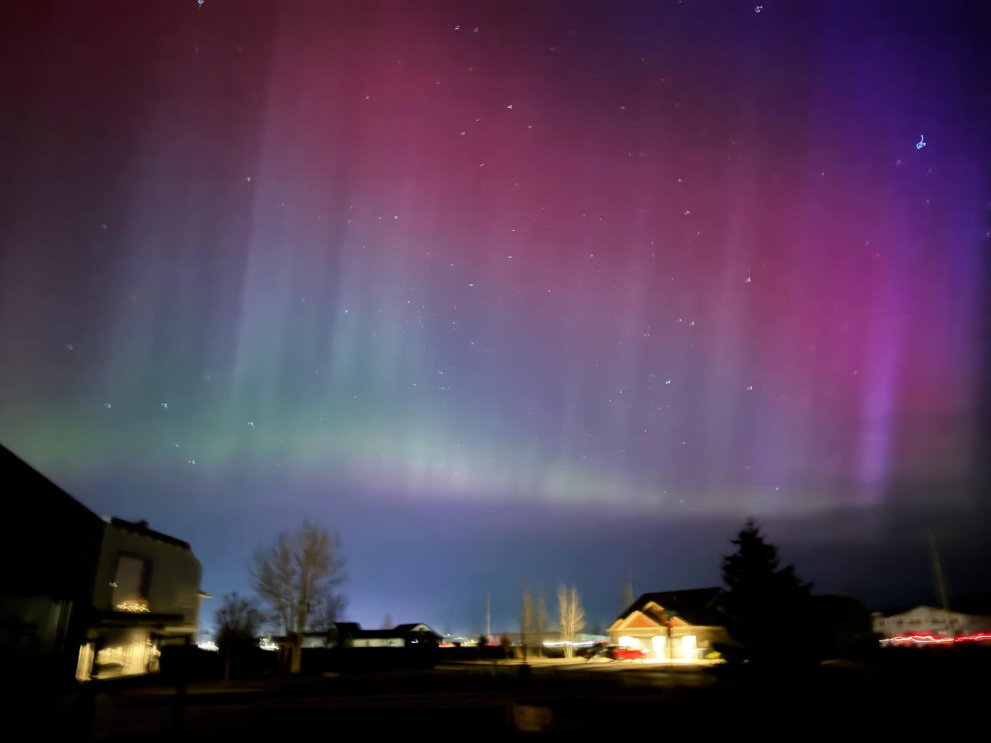 When the dog is driving you crazy because he keeps whining to go outside but you just want to be cozy under your blanket and drink your coffee…but then you get rewarded with this light show at 5:45am! 🤩✨ What a magical start to the day!!!