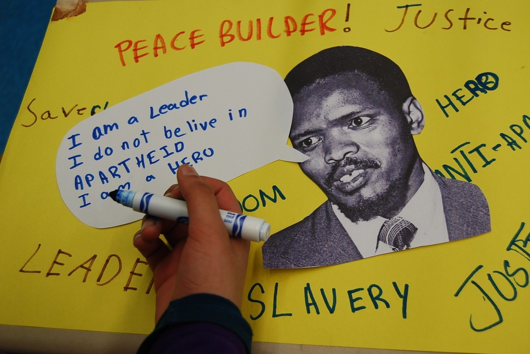 We learned about inspirational heroes and leaders in South Africa, who helped create a better world for future generations.
4th grade students from Ps 119 Amersfort with Puppetry in Practice's Director of Education, Jason Leinwand, explore South African Studies through #stopmotionanimation.
To learn more about this program, visit: www.puppetryinpractice.org
#stopmotionanimation #africanstudies #culturalstudies #ps119amersfort #nycdoe #nycschools
