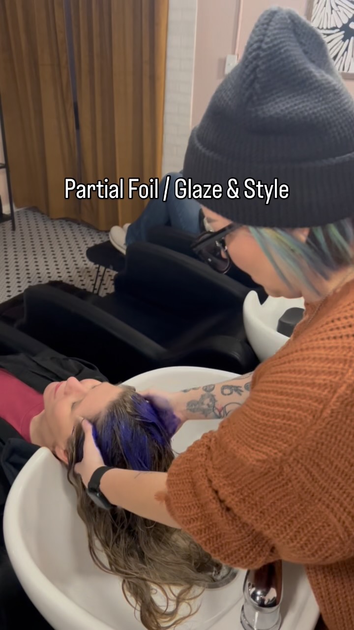 A peak at a busy Sunday morning with the Riot Team 🖤
#hair #riotsalon #salon #webstersalon #stylist