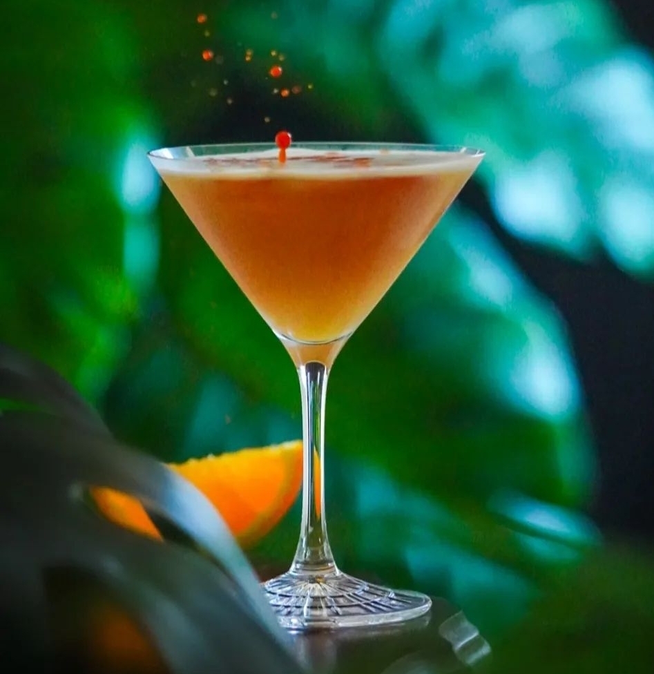 Voici la réalisation d'un cocktail nommé "Playmate Martini" par @marseys_gin_gram de NYC.
Les doux rêves sont faits de cela
1 dose de Cognac (VS DE CHARVILLE FRERES, pour sa fraicheur et ses notes orangées)
1 dose de Grand Marnier
1 dose de Liqueur Abricot Cognac
1 dose de jus d'orange (fraichement pressé!)
1 blanc d'œuf
2 goutes d'Angostura Bitters
L'été dans votre verre (à défaut de l'avoir dehors...)
#TheGoldenAgeOfCognac #JoinOurClub
#barman #bartender #cocktail #cognaccocktails
#Cognac #CognacGrandeChampagne
#fruit #summer #glass
#handcrafted #craft #craftspirits