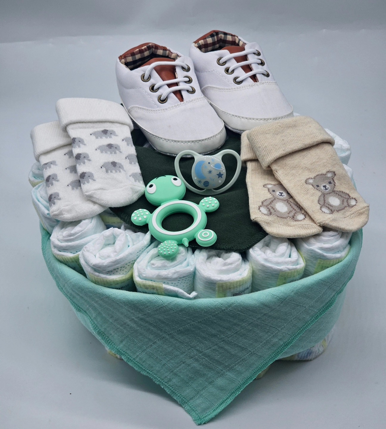 Eine neutrale Windeltorte 😊
Da Name und Geschlecht noch nicht bekannt war.
#selinasbabygeschenke #mettendorf #frauenfeld #thurgau #nuschi #mint #pippi #dreieckstuch #grün #socken #schuhe #weiss #nuggi #beissanhänger #schildkröte #geschenk #zur #geburt