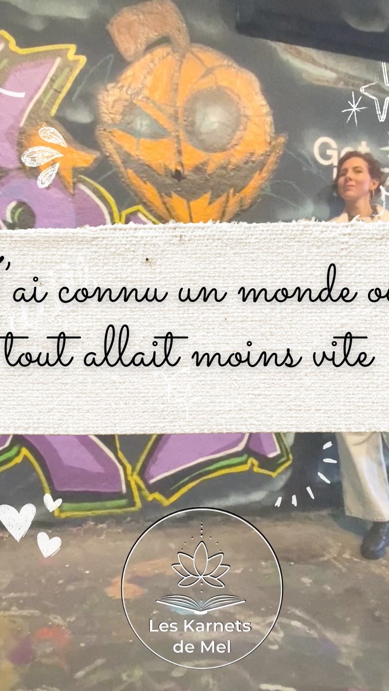 Je suis de cette génération qui a grandi sans tout montrer,
sans tout expliquer, sans tout publier.
On a vécu avant les écrans, et appris à exister avec eux.
On n’a pas tout gardé en photos, mais on a tout gardé en nous.
Qui se souvient?
Le Club Dorothée, les boys bands, les clips en boucle sur MTV / M6, appeler sur le téléphone fixe et demander “C’est qui ?”, apprendre un numéro par cœur, le forfait Ola, attendre le développement des photos, les lettres écrites à la main, regarder un film à l’heure imposée à la télé, Beverly Hills et Sauves par le gong?
La vraie nostalgie, c’est quand tout allait moins vite qu’aujourd’hui.
Et qu’on prenait le temps de ressentir avant de tout montrer.
Et toi tu es de quelle génération?
#Nostalgie #leskarnetsdemel #millennial