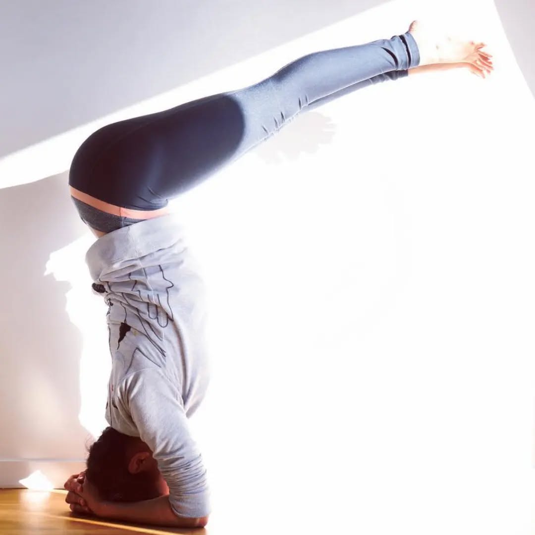 Le yoga est fait pour moi (aussi).
C'est une activité qui m'aide à voir le monde 🌎 et tout ce qui le compose différemment...parfois, à l'envers ! Chaque pratique, comme chaque jour, est unique. Rassurez-vous, pour changer de perspective on peut faire plus simple que se mettre la tête en bas.
À bientôt sur un tapis !
Camille, Fondatrice M.A.Y.
#yogapourtous #yogavinyasa
#sirsasana #saintouensurseine