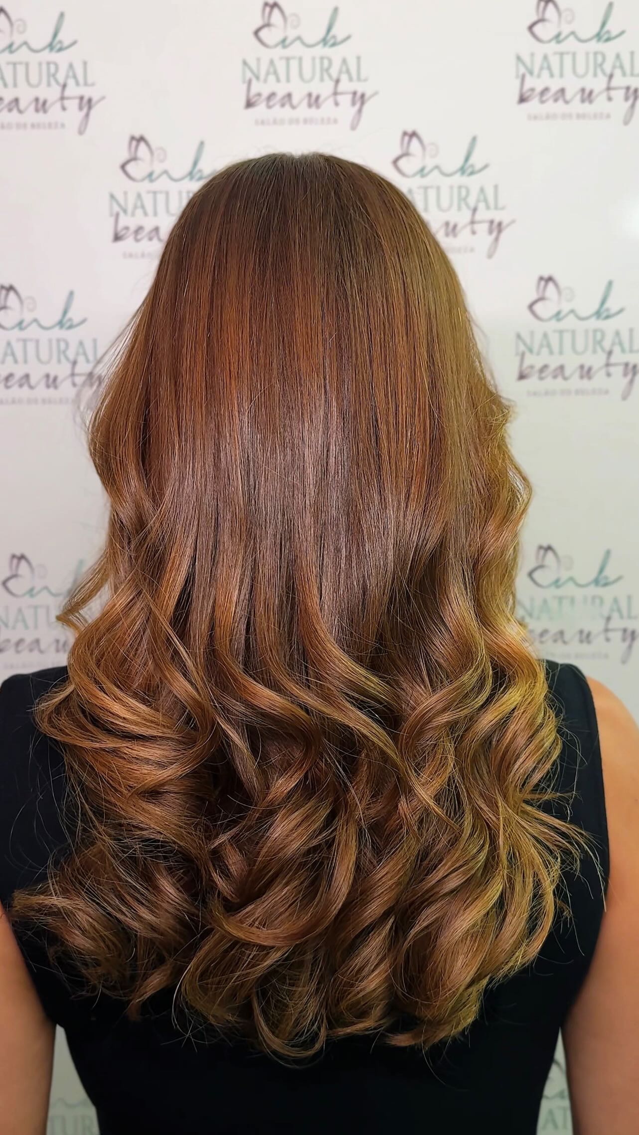 Escova modelada do jeitinho que a gente ama: ondas leves, brilho real e aquele acabamento de salão.
Sério… cabelo assim muda o look inteiro.😍✨