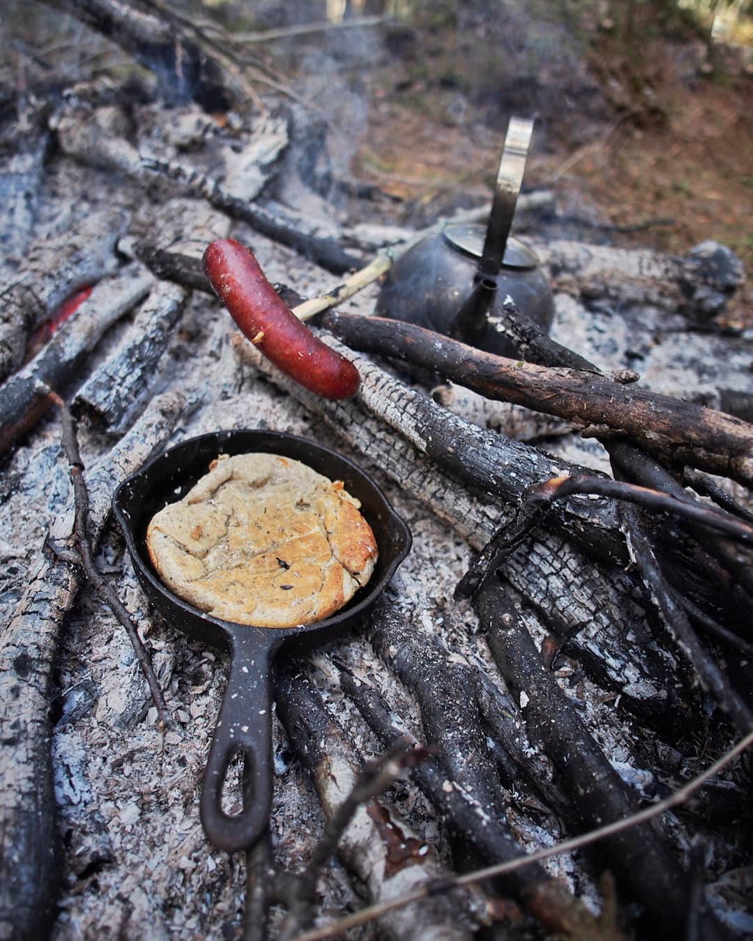 Some fresh bread, sheep meat sausages and coffee in the making in our forest🌲🌲🌲 #openfirecooking #break #nuotioruokaa #puustilanmaisematila #luontoonfi #outdoorcooking #outdoorfinland