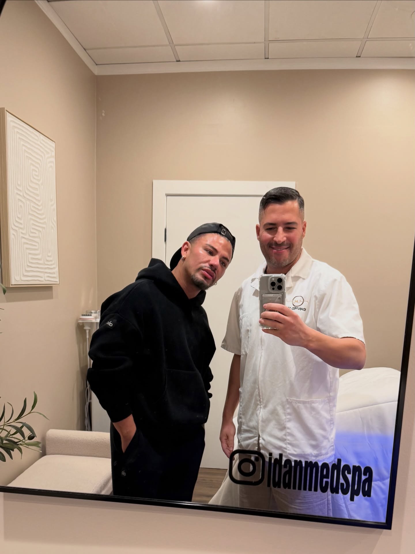 So honored to have celebrity makeup artist @rokaelbeauty in the house 🤍
Thank you for coming in and trusting us with your skin. We loved pampering you with our HydraFacial MD treatment , your glow is unreal