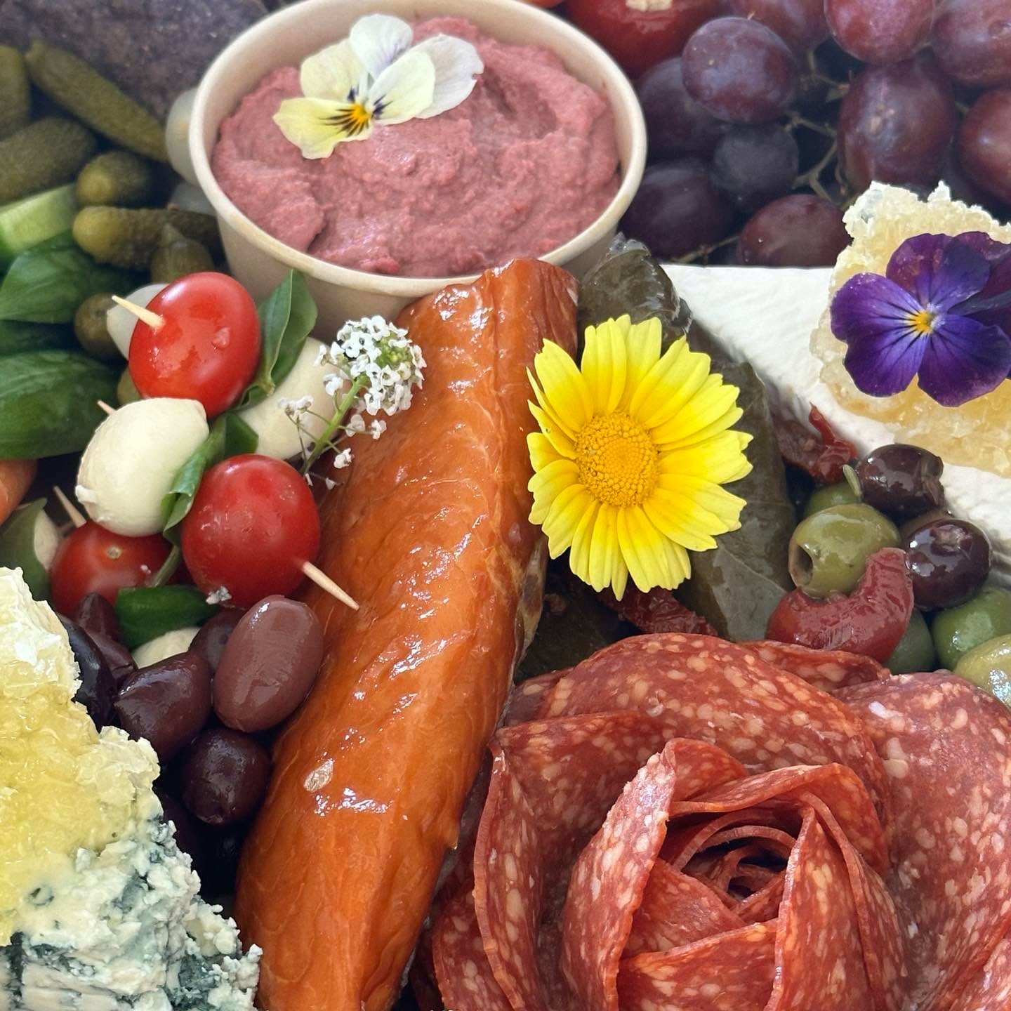 Small Platter Box
Serves 4+
#grazingbox #honeycomb #smokedsalmon