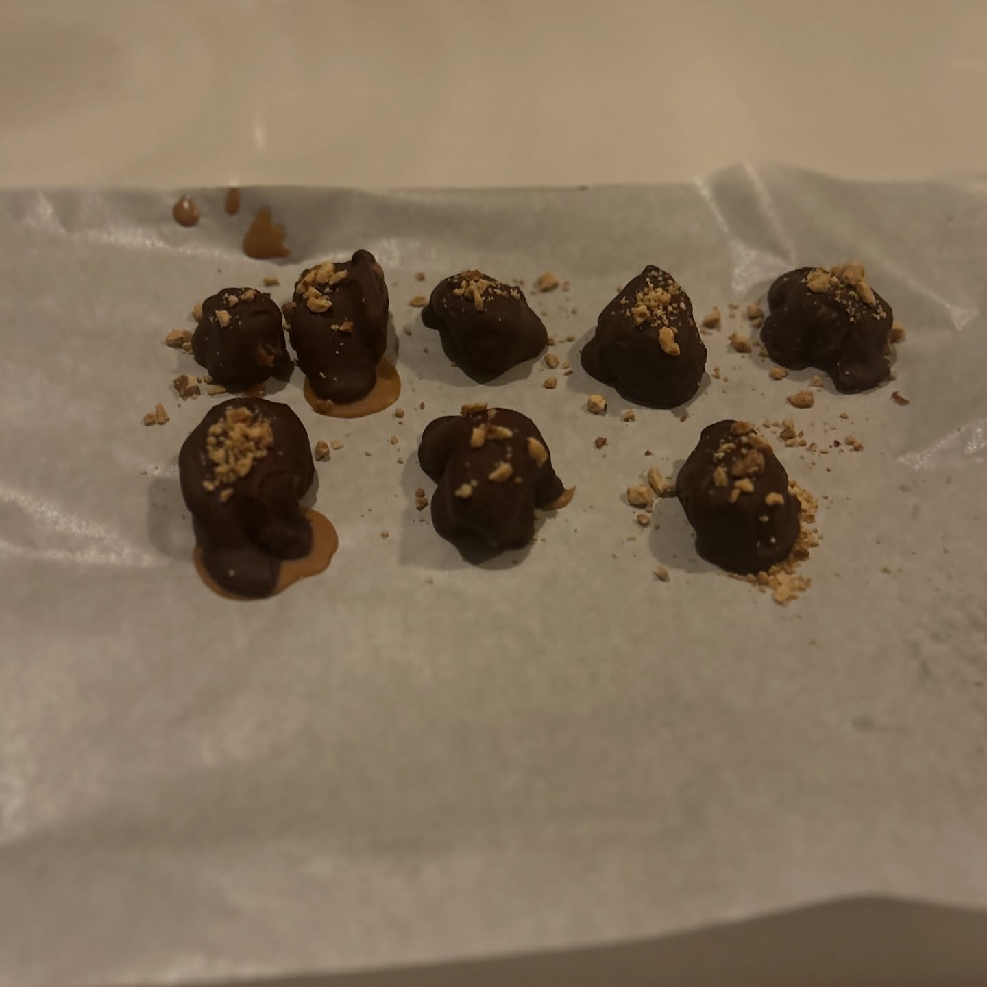 I’m trying to get away from refined sugar so I made some dark chocolate “Snikers” with just 4 ingredients no added sugar and no refined sugar used! It’s high in protein, low impact on glycemic index, and full of antioxidants! It’s even great for gut health! If you would like the full recipe please put 👩🏽🍳 in the comments! #dates #datesnickers #daterecipes #healthytreats #nosugaradded