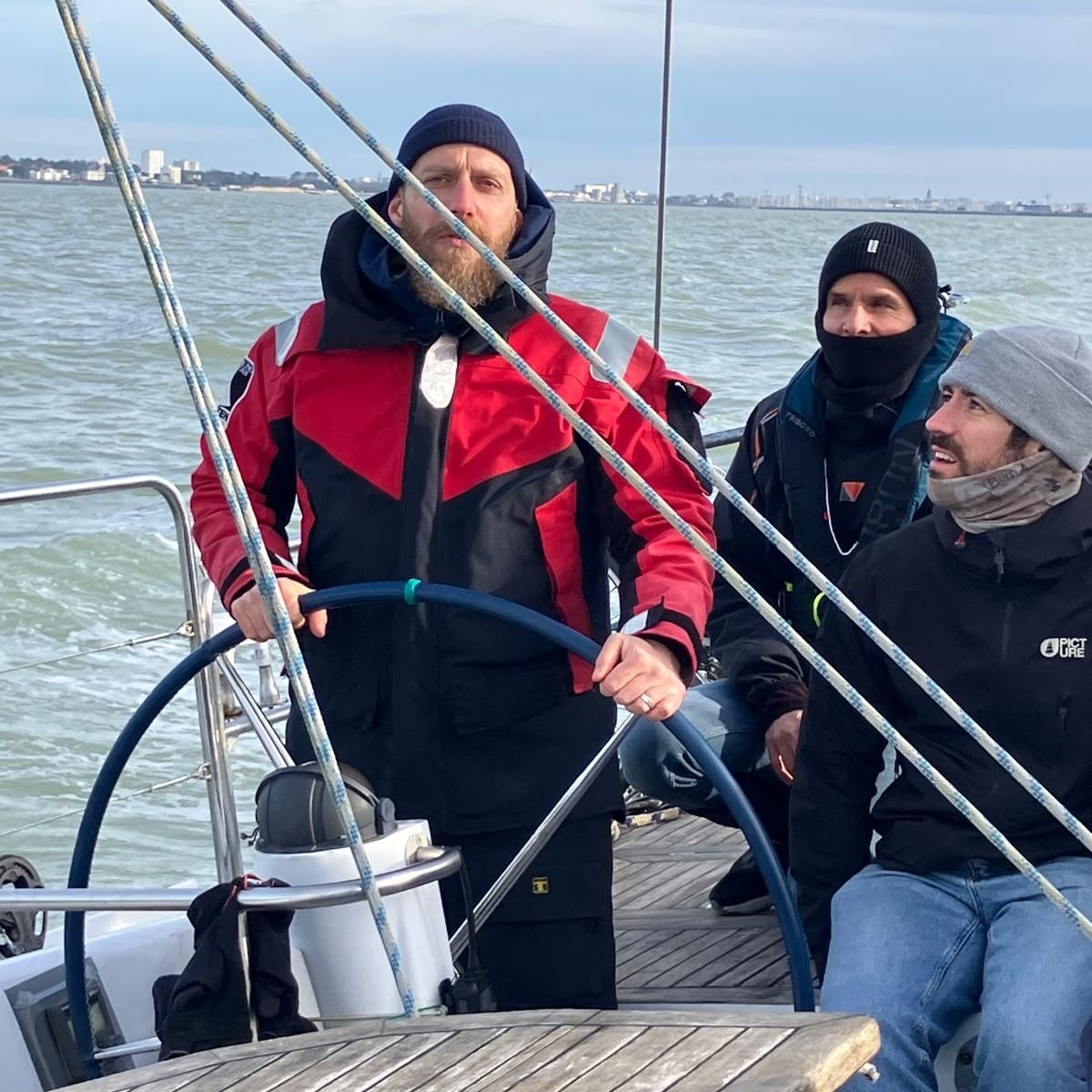 La semaine dernière les stagiaires du Capitaine 200 du @lma_larochelle ont embarqué à bord d'Estrella Lab pour une session d'apprentissage.
Voir notre Petit Laboratoire Flottant d'Humanité se transformer en une véritable salle de classe en mer fait parfaitement sens. Vive l'école hors les murs !
Merci à l'équipe pédagogique, @arthmo et aux stagiaires, hâte d'imaginer la suite ;-)
#FormationMaritime #Capitaine200 #PedagogieActive #ApprendreAutrement #FaireEcoleDehors