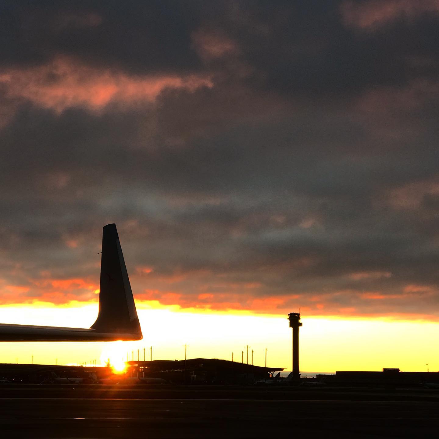 After weeks with ☔️ the ☀️ showed up this morning #executivehandling #norway #sunrise #fbo #sundtair #oslo #handling #aviation #avgeeks #bombardier #glex #autumn #engm #osl