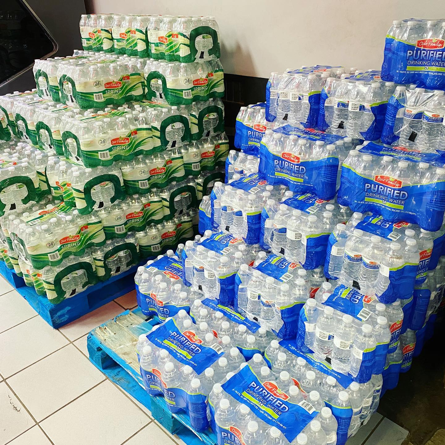 Water update for those who were inquiring. Dave’s currently has Our Family brand water in stock for $3.98. Thanks for shopping with us and stay safe!
•
•
•
•
#davesdeals #davesmarketplace #water #warrenmi #detroit #michigan #ferndale #watersupply #shopsmall