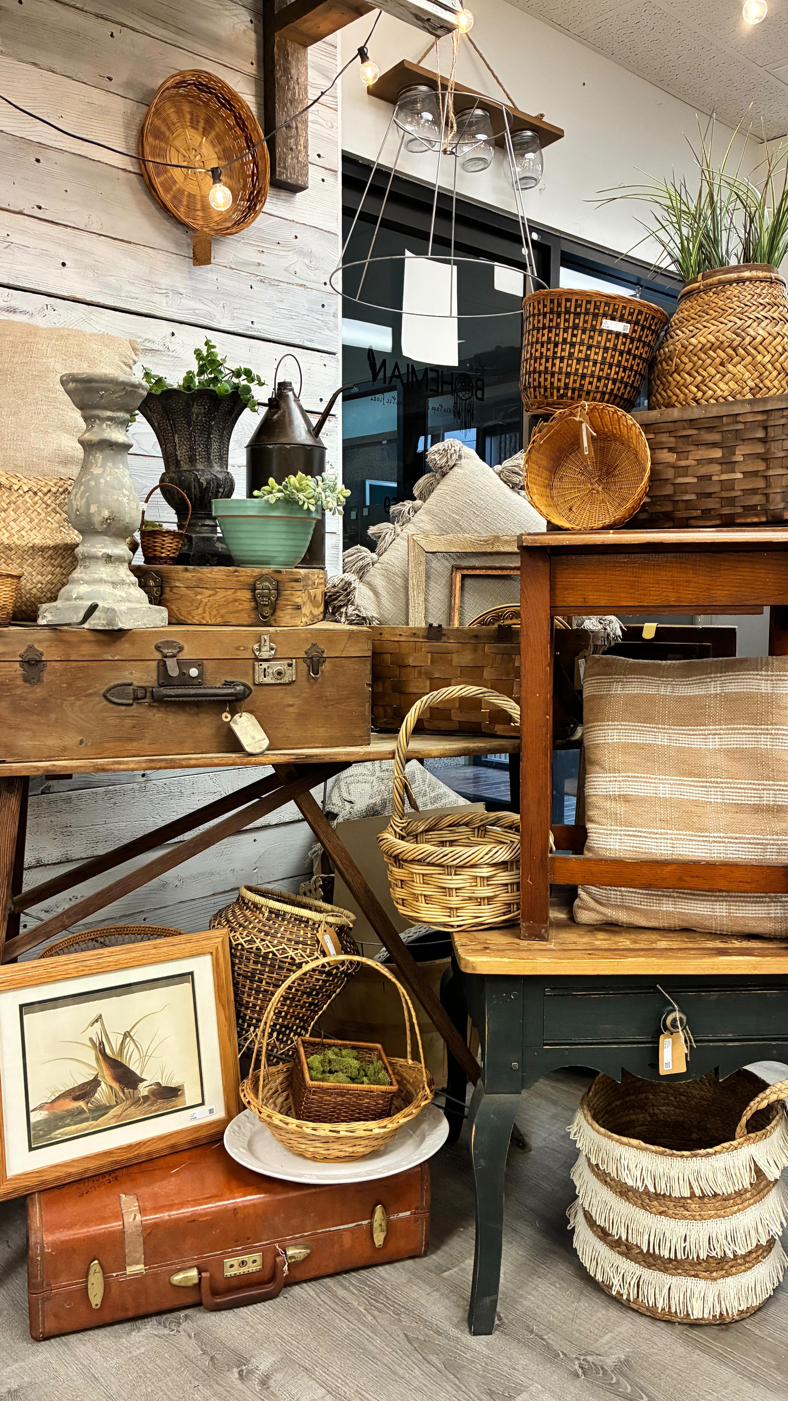 Teamwork makes the dream work 🤝🏼 Now come visit with the team at The Bohemian TODAY ✨
#vintage #homedecor #furniture #spokanesmallbusiness #spokane