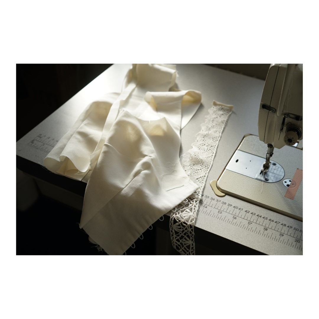 Earlier this year. The making of a dress for the tremendous @florascottwallace out of silk, linen and vintage french lace. Dreamy ☁️!⠀⠀⠀⠀⠀⠀⠀⠀⠀
.⠀⠀⠀⠀⠀⠀⠀⠀⠀
.⠀⠀⠀⠀⠀⠀⠀⠀⠀
. ⠀⠀⠀⠀⠀⠀⠀⠀⠀
#clothesmaking #sewing #fabric #memade #sewingmachine #sewinglove #syprojekt #handmadestyle #bespokeclothing #whomademyclothes #naturalfibres #handmade #homemadewardrobe #homemade #elna #silkandlinen #weddingdressmake #bristolfashion #naturalfibresbristol #sewingproject #womensclothing #dressmaking #pattern #clothes #sewingformyself #making #work #daily