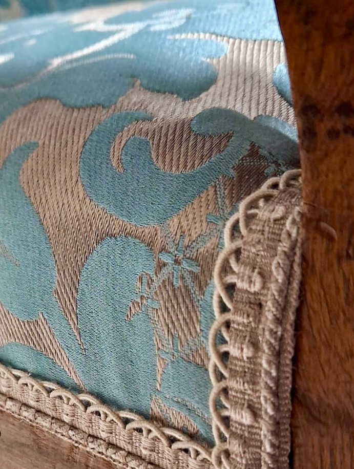 Nous avons réalisé une Réfection complète pour ce fauteuil Voltaire.
Nouvelle parure avec ce tissu en damas de soie.
Rehaussé par une finition galon Crête Annecy @passementeries_idf
