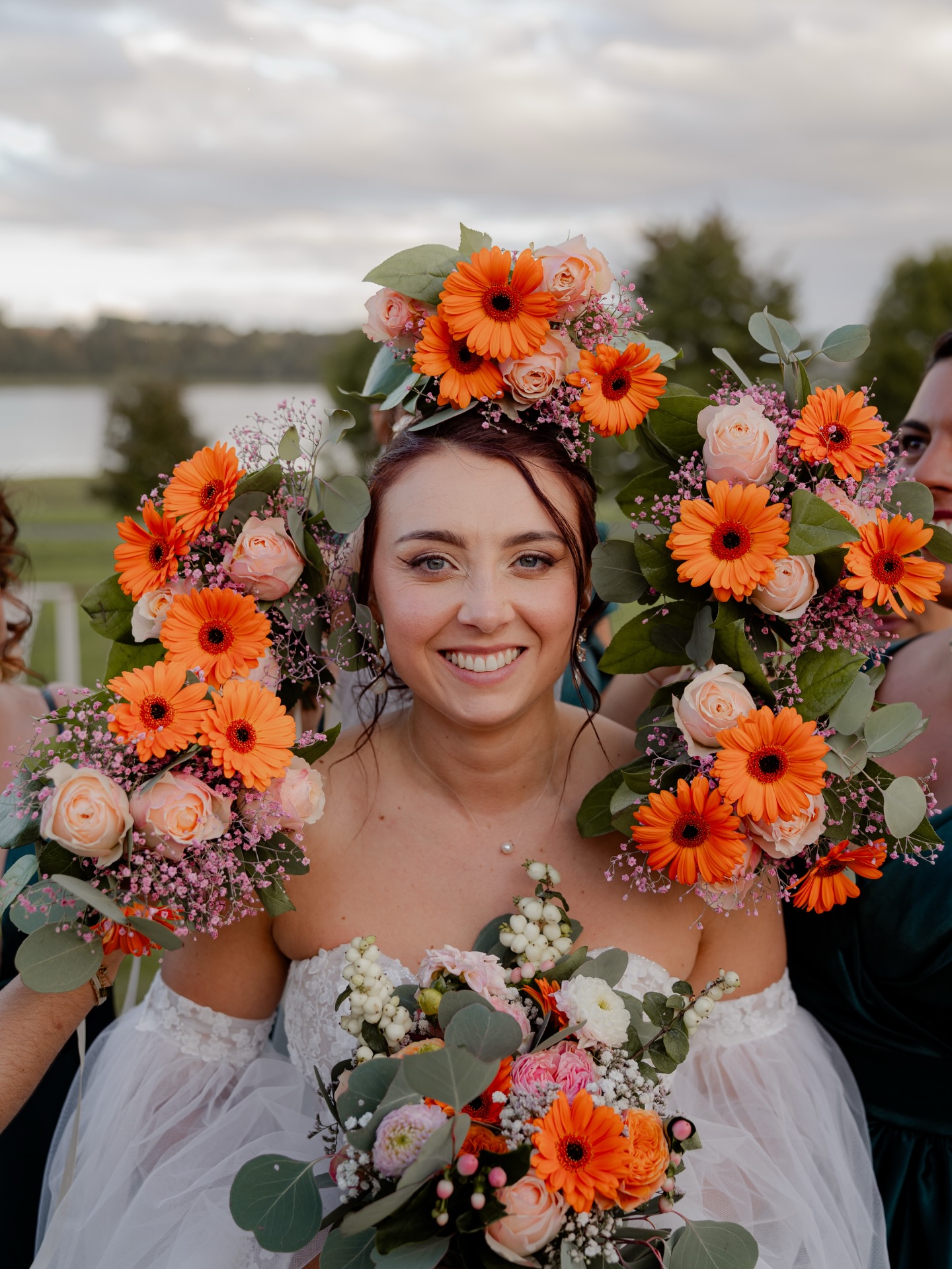 FOCUS COUPLE 🌸
Lorsque tu commences à imaginer le planning de ta journée de mariage, tu te dis très vite : « Je ne veux pas que mes photos de couple durent 1H ! » ❌
Oui cette phrase, cette envie, je l’entends tous le temps. Parce que je publie « beaucoup » de photos de couple d’un même mariage, tu penses que nous avons mis 4h pour tous ça.
Spoiler : Ce n’est qu’une idée 😋
⚡️ 20/30 minutes max, c’est le temps que vous allez vous accorder pour ces photos !
Mon secret ? Le mode rafale + des idées déjà plein la tête + votre énergie + vos envies ❤️🔥
Alors t’es surprise par cette rapidité ? 🔥